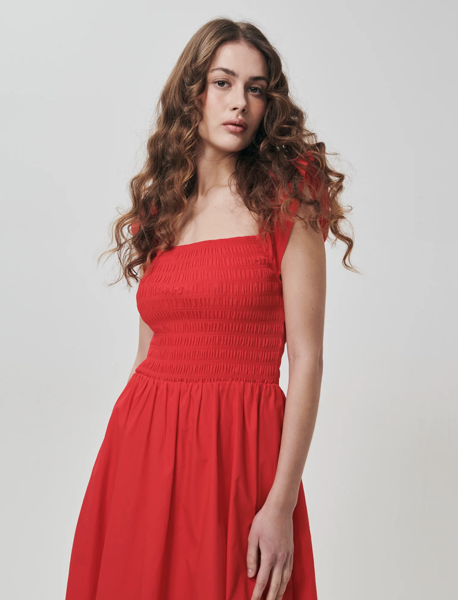 Abito lungo con busto smock e volant - Corallo