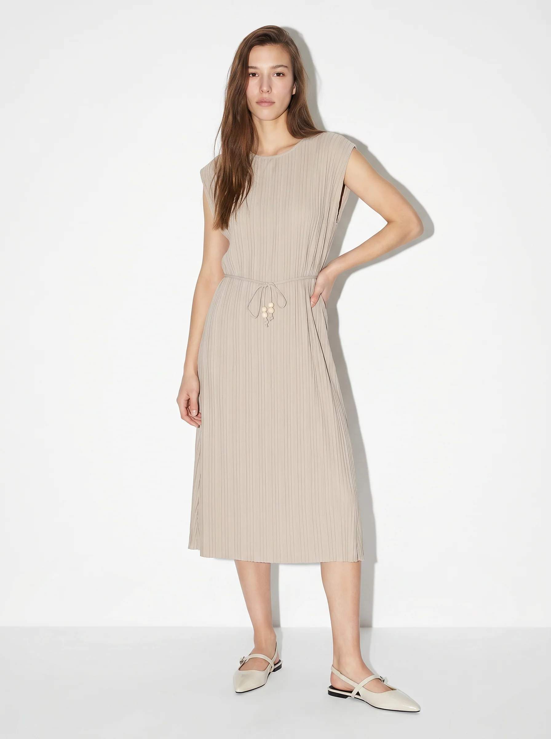 Abito midi plissé con cintura - Beige - Image 3