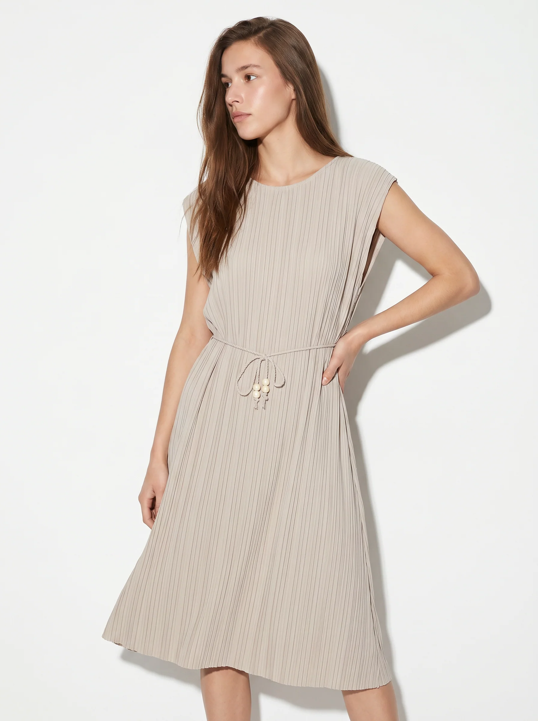 Abito midi plissé con cintura - Beige - Image 4