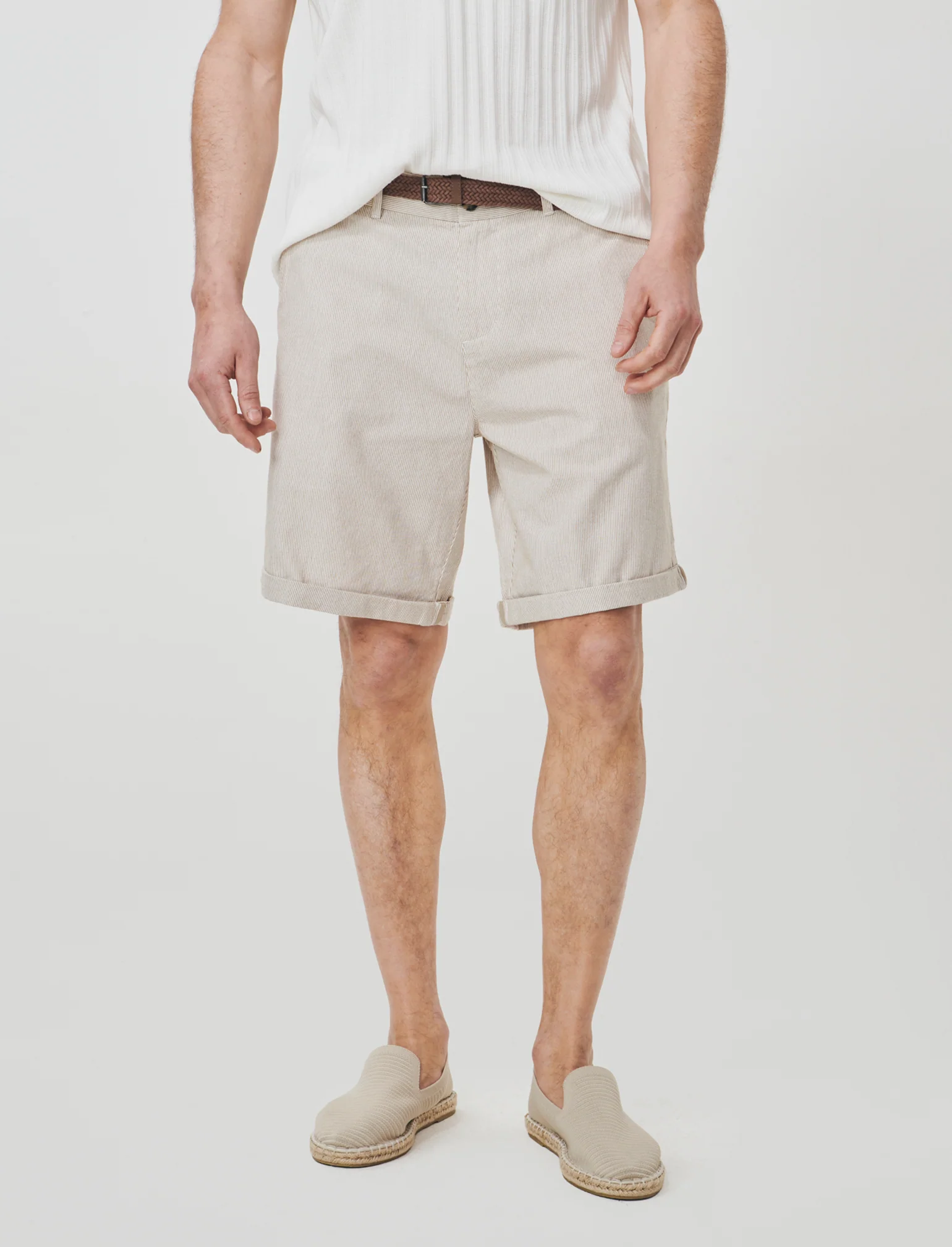 Bermuda a righe con cintura intrecciata - Beige