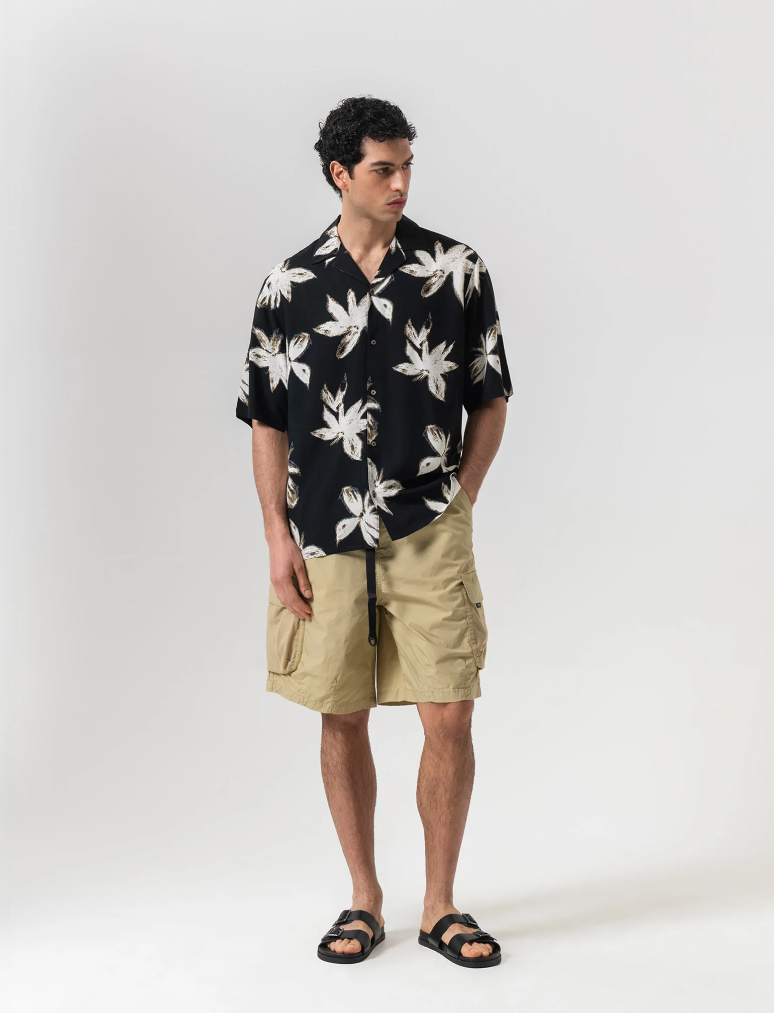 Bermuda cargo con cinturino relaxed fit da uomo - Beige - Image 3