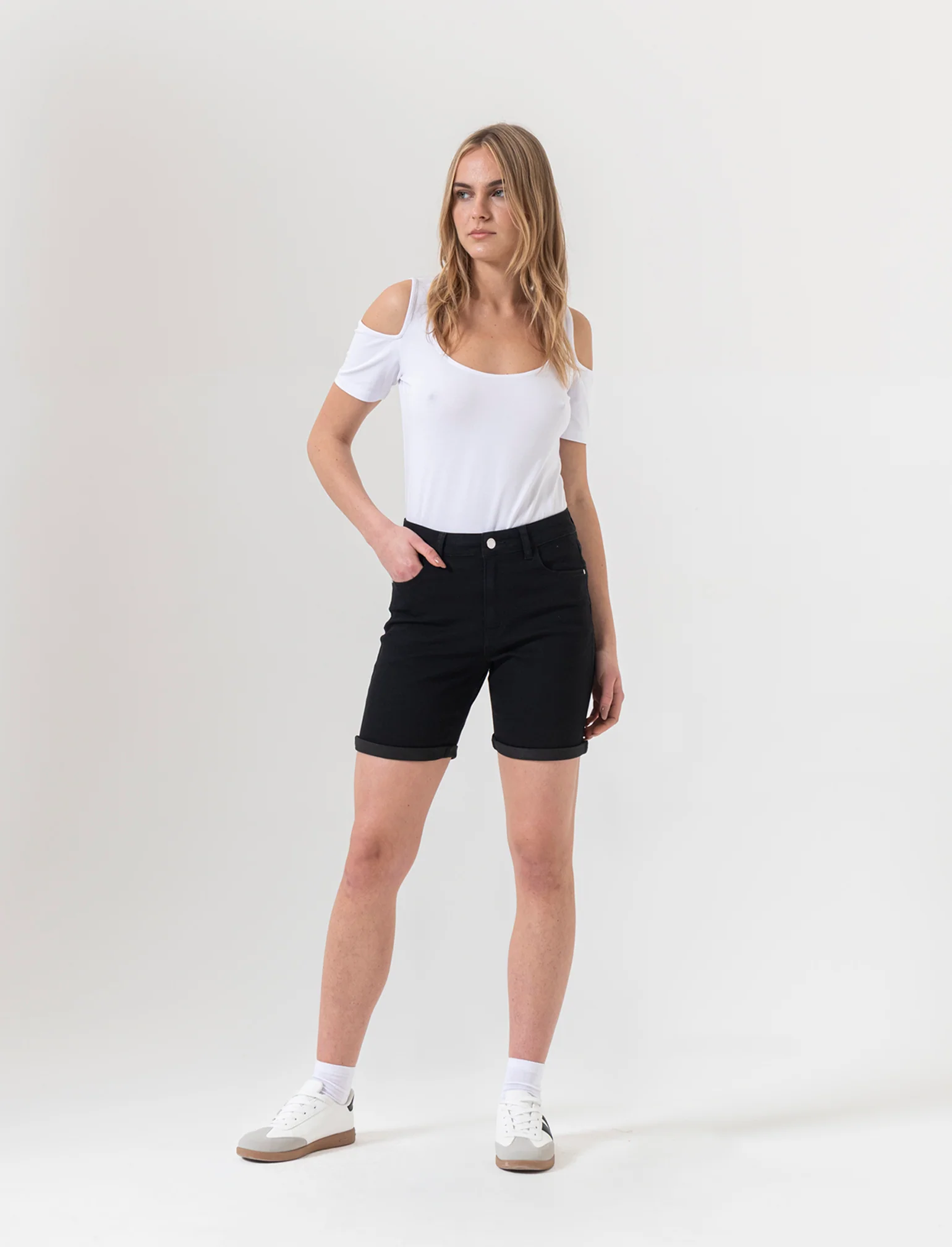 Bermuda in denim da donna - Nero - Image 3