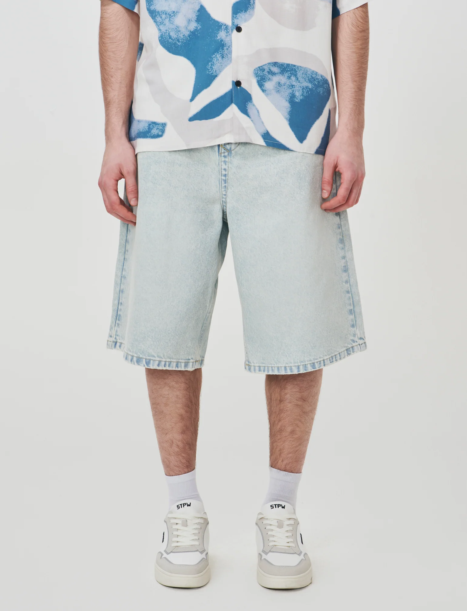 Bermuda Jeans Skater Fit in Denim Slavato - Denim chiaro - Image 4