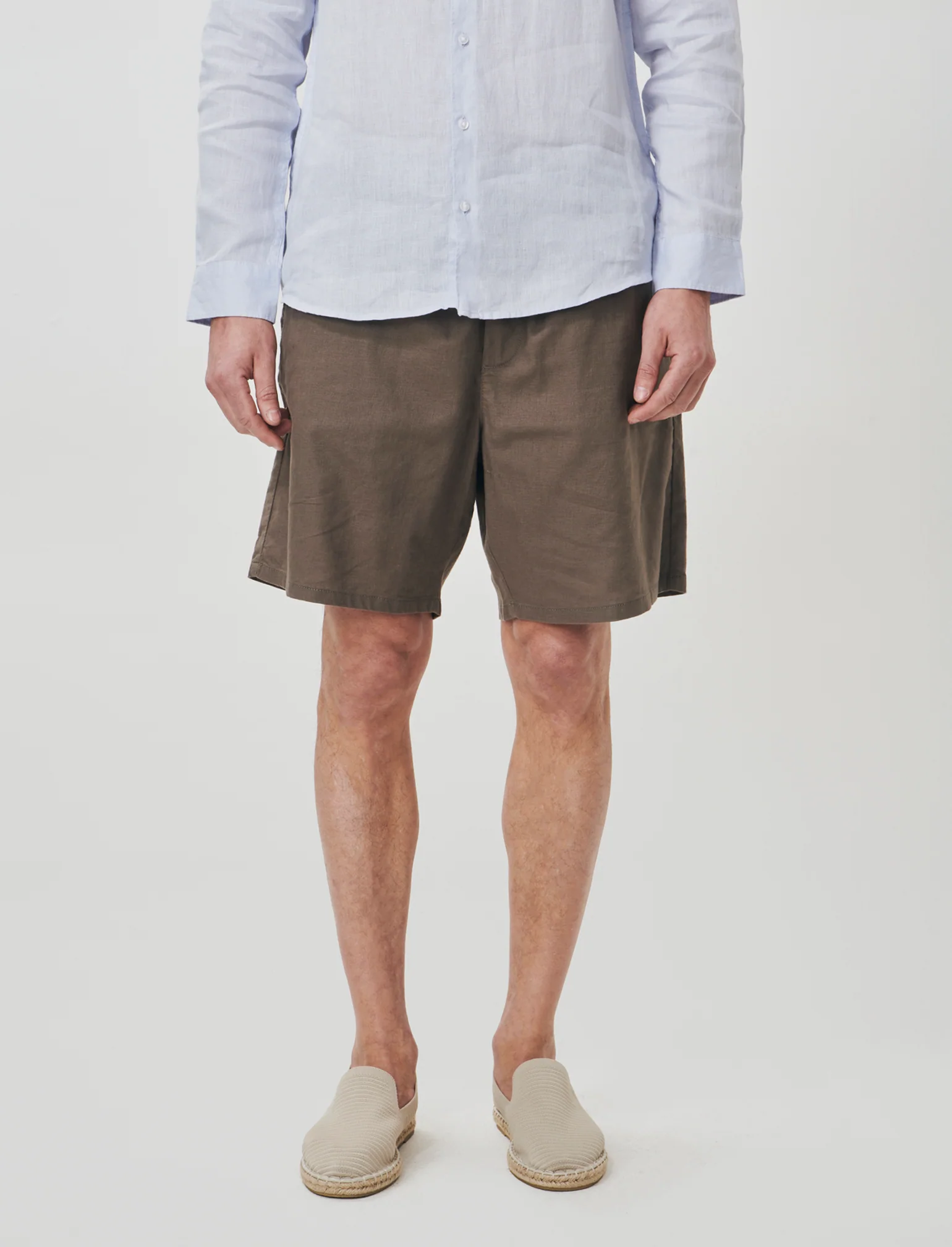 Bermuda Jogger in Misto Lino con Tasca - Grigio fango - Image 4
