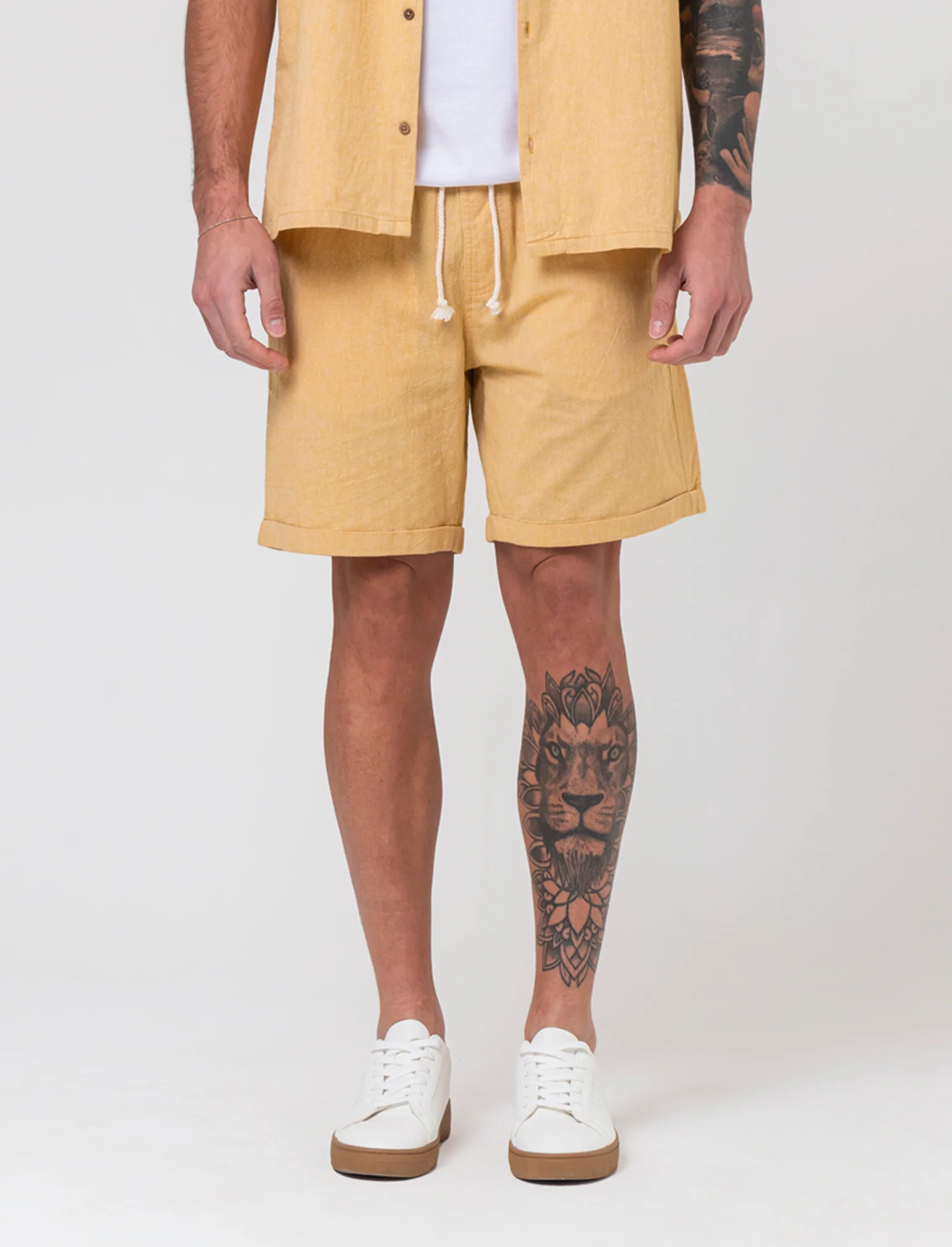 Bermuda jogger tessuto goffrato da uomo - Senape - Image 3