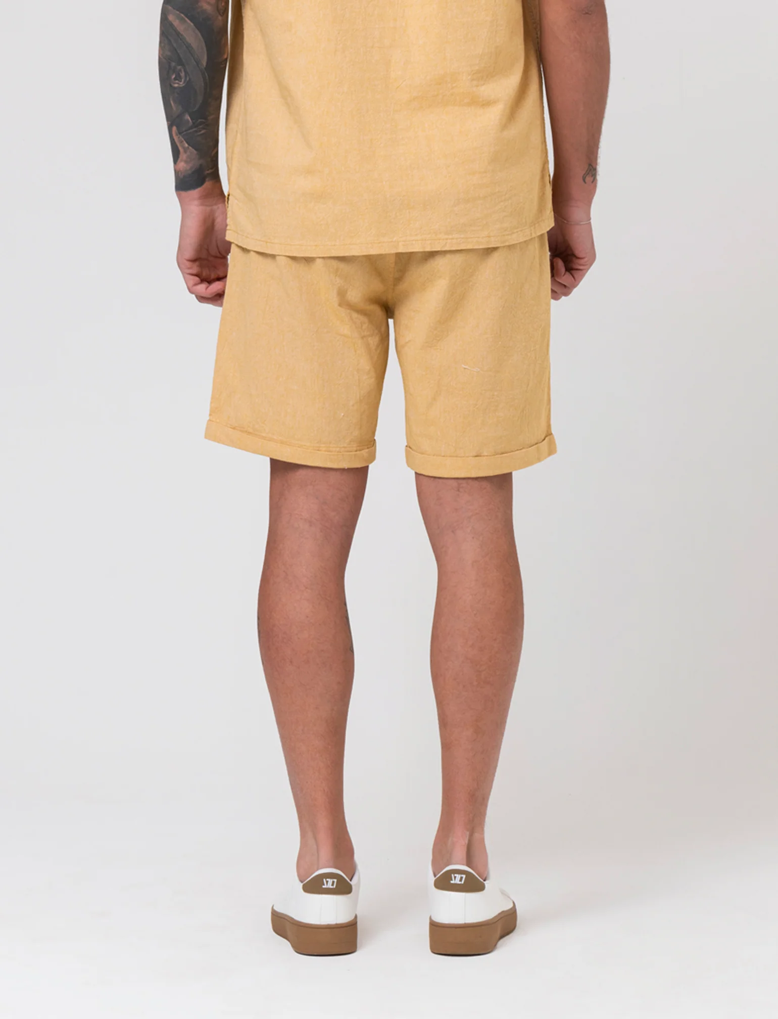 Bermuda jogger tessuto goffrato da uomo - Senape - Image 4
