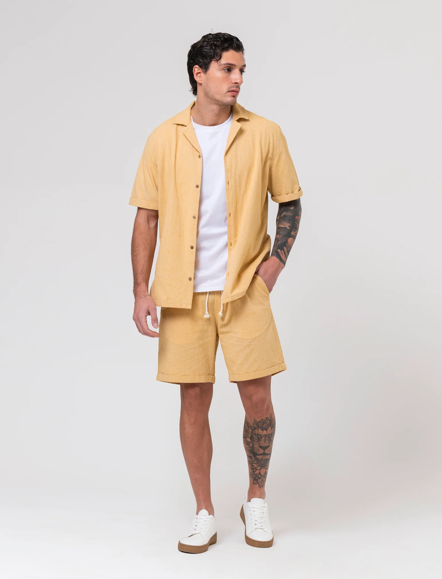 Bermuda jogger tessuto goffrato da uomo - Senape - Image 5