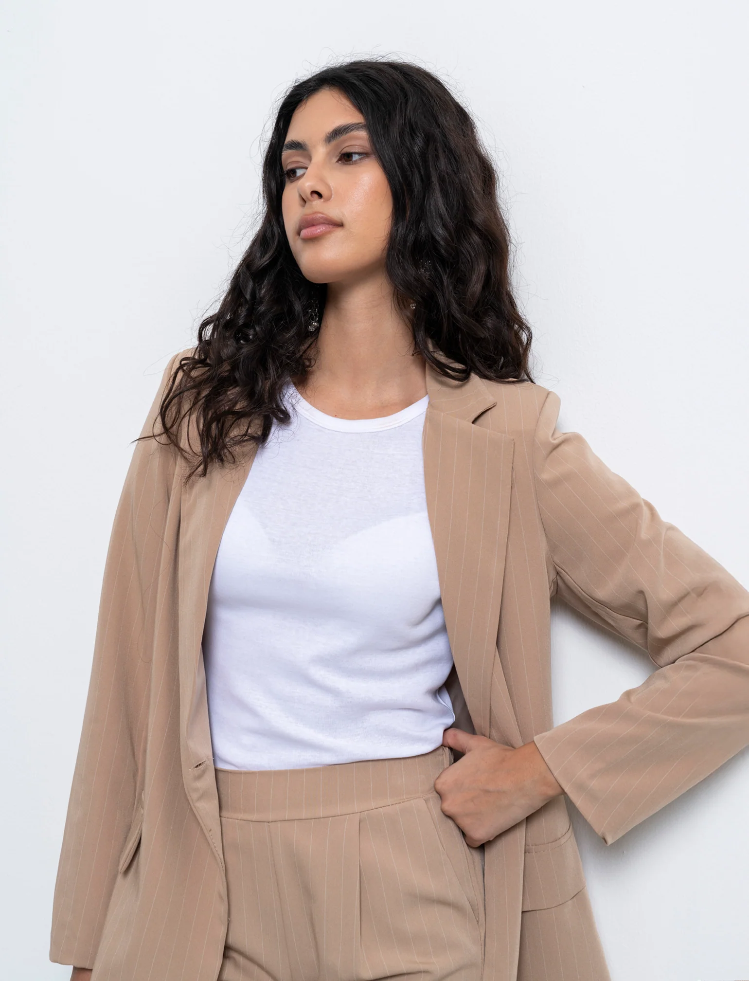 blazer in tessuto rigato con bottone sul davanti - Beige