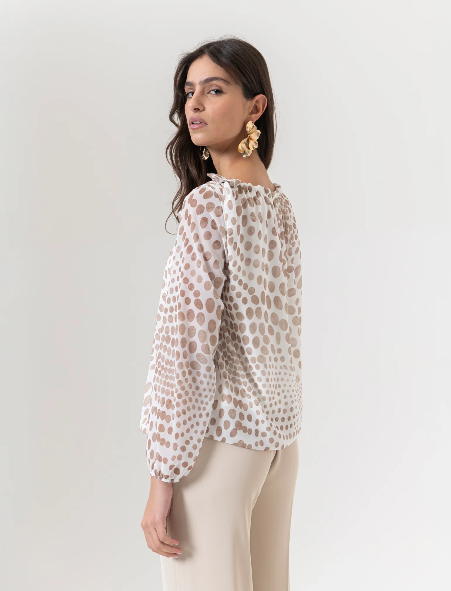 Blusa ampia in tessuto leggero con stampa e fiocco su una spalla. - Beige - Image 2