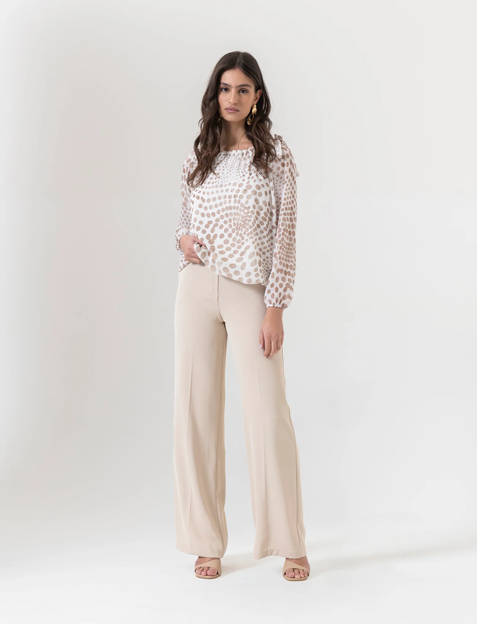 Blusa ampia in tessuto leggero con stampa e fiocco su una spalla. - Beige - Image 3