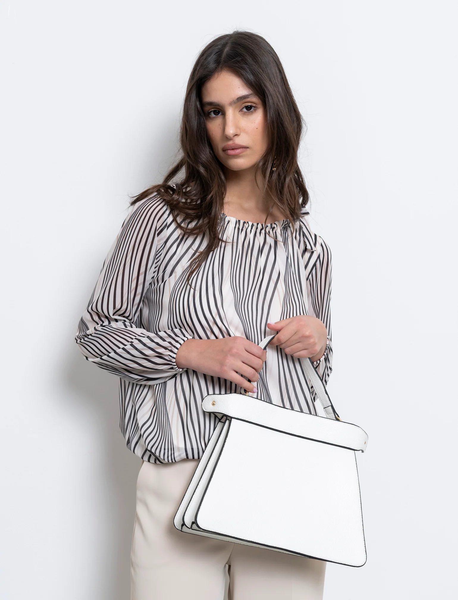 Blusa ampia in tessuto leggero con stampa e fiocco su una spalla. - Bianco-nero