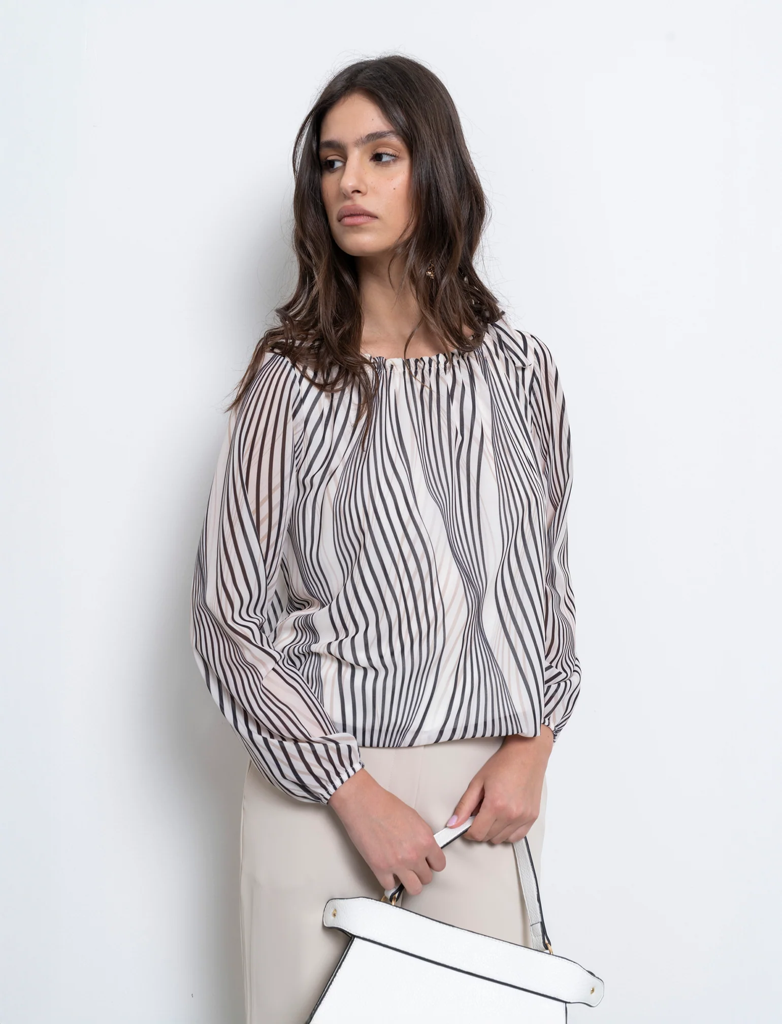 Blusa ampia in tessuto leggero con stampa e fiocco su una spalla. - Bianco-nero - Image 2