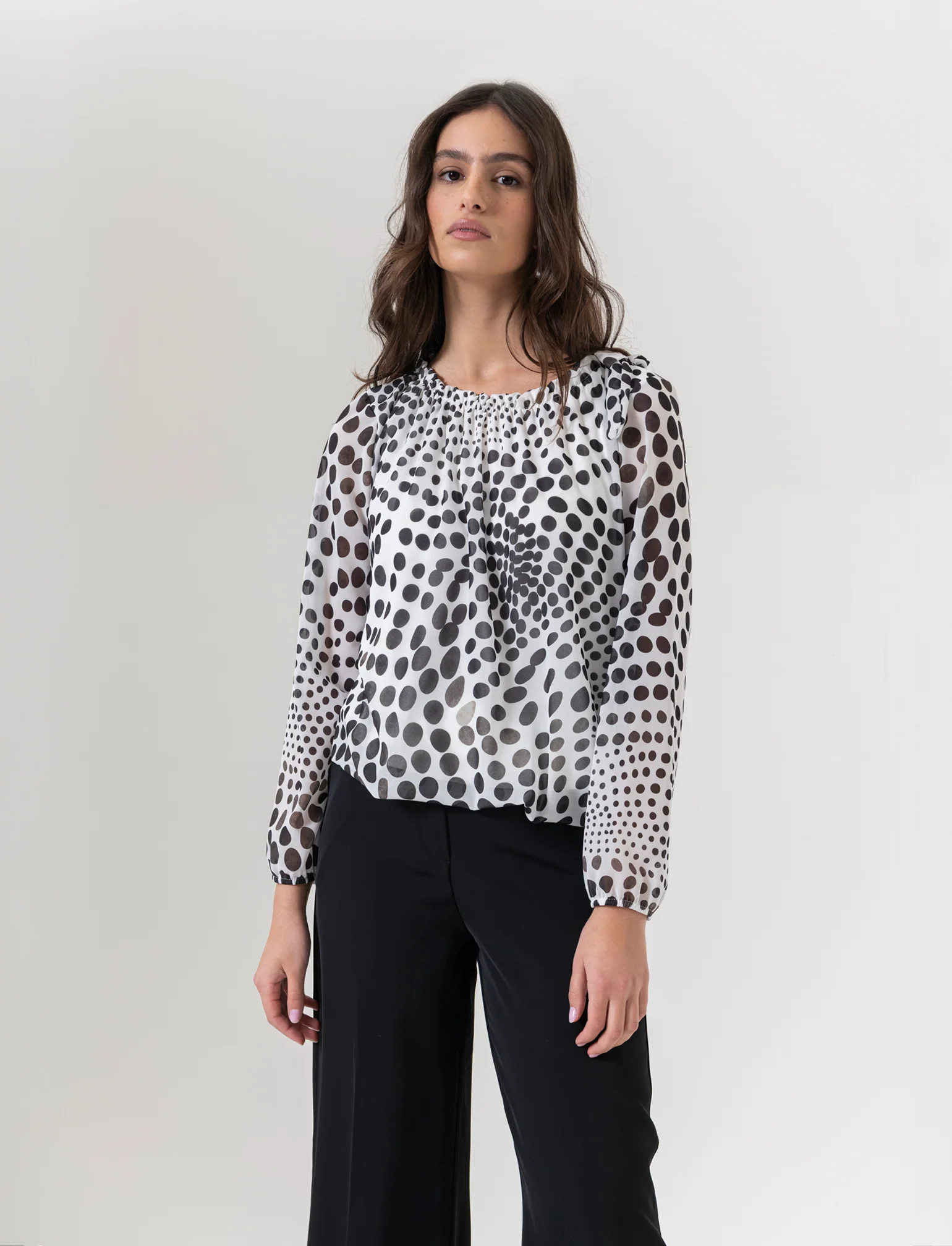 Blusa ampia in tessuto leggero con stampa e fiocco su una spalla. - Bianco-nero