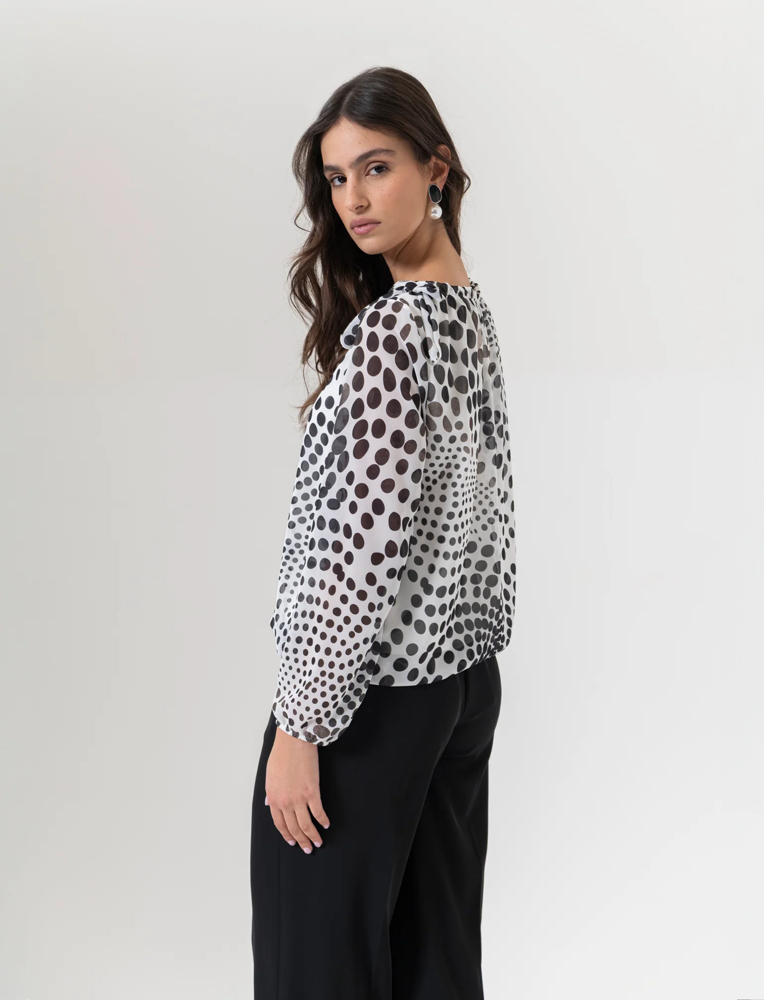Blusa ampia in tessuto leggero con stampa e fiocco su una spalla. - Bianco-nero - Image 2