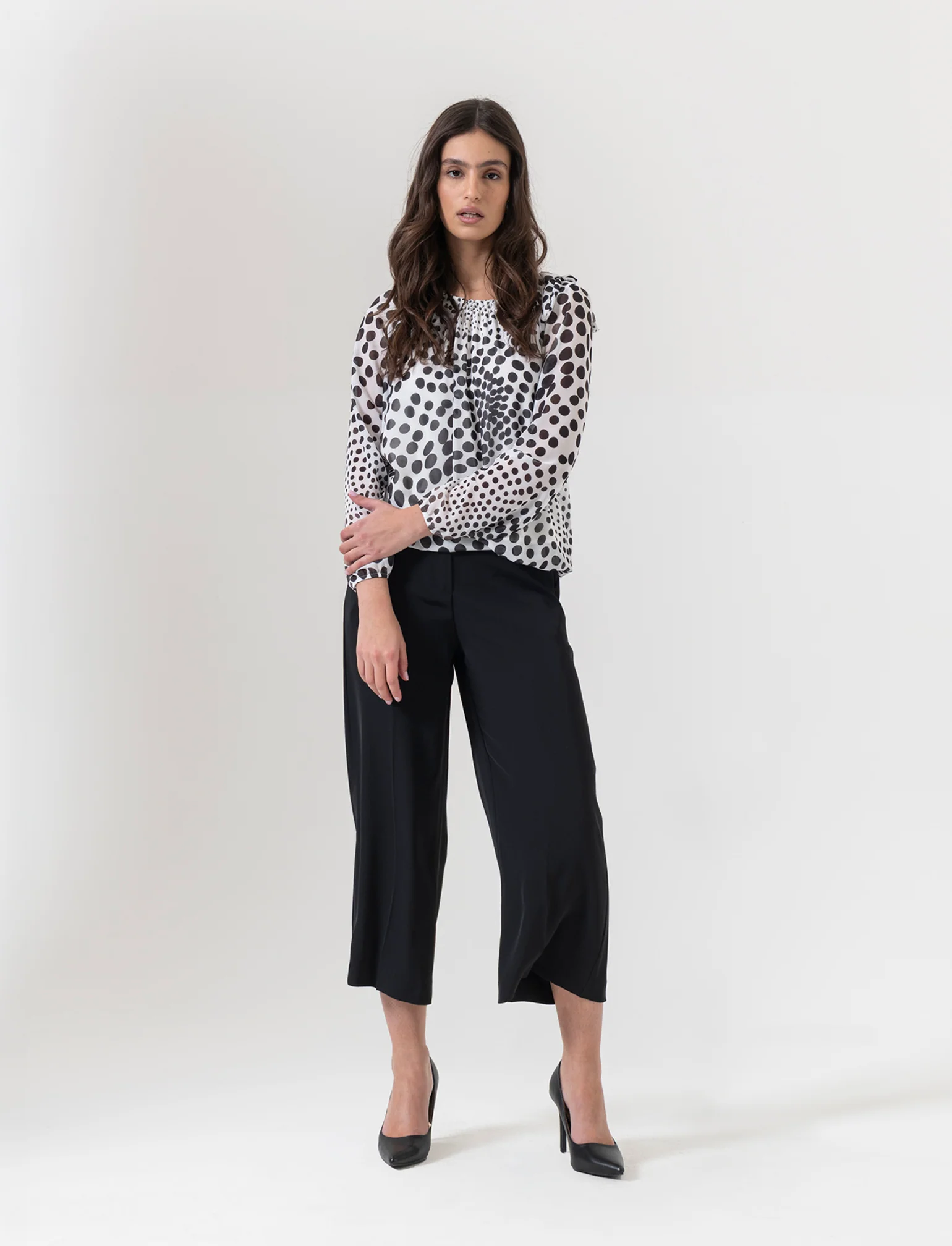 Blusa ampia in tessuto leggero con stampa e fiocco su una spalla. - Bianco-nero - Image 3