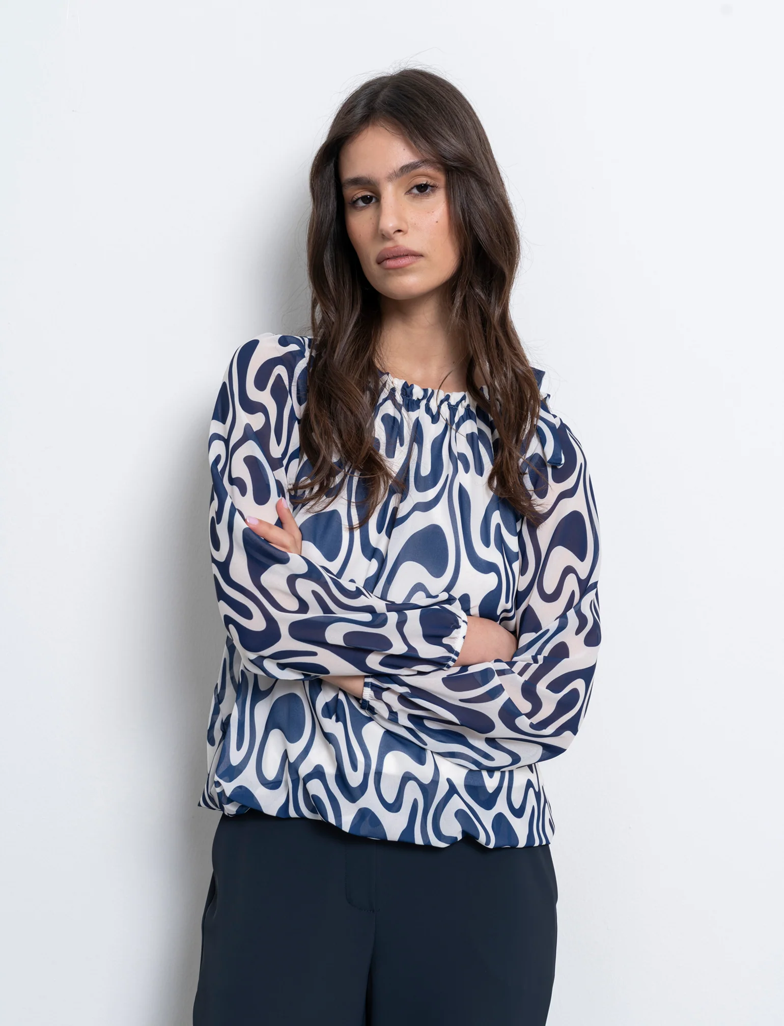 Blusa ampia in tessuto leggero con stampa e fiocco su una spalla. - Blu