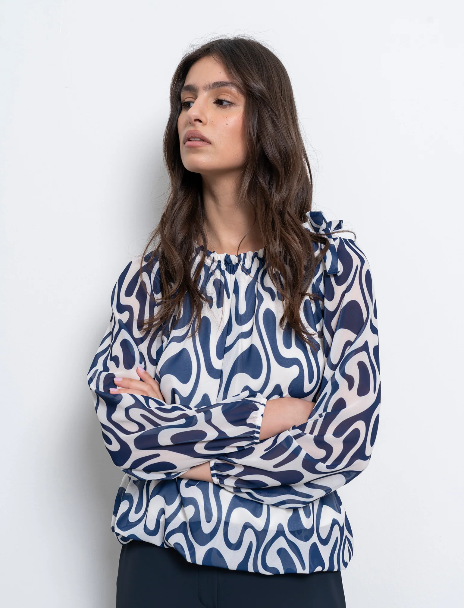 Blusa ampia in tessuto leggero con stampa e fiocco su una spalla. - Blu - Image 2