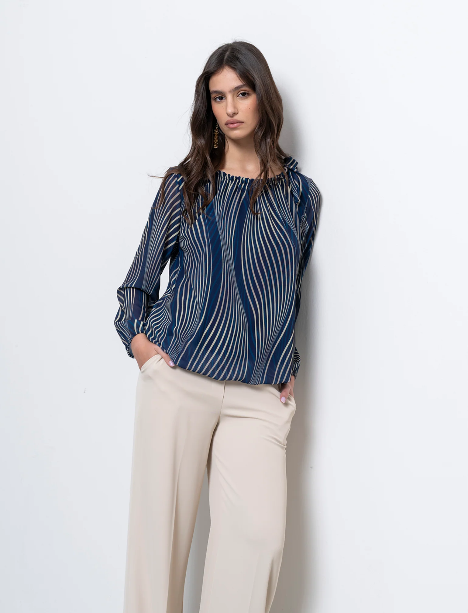 Blusa ampia in tessuto leggero con stampa e fiocco su una spalla. - Blu
