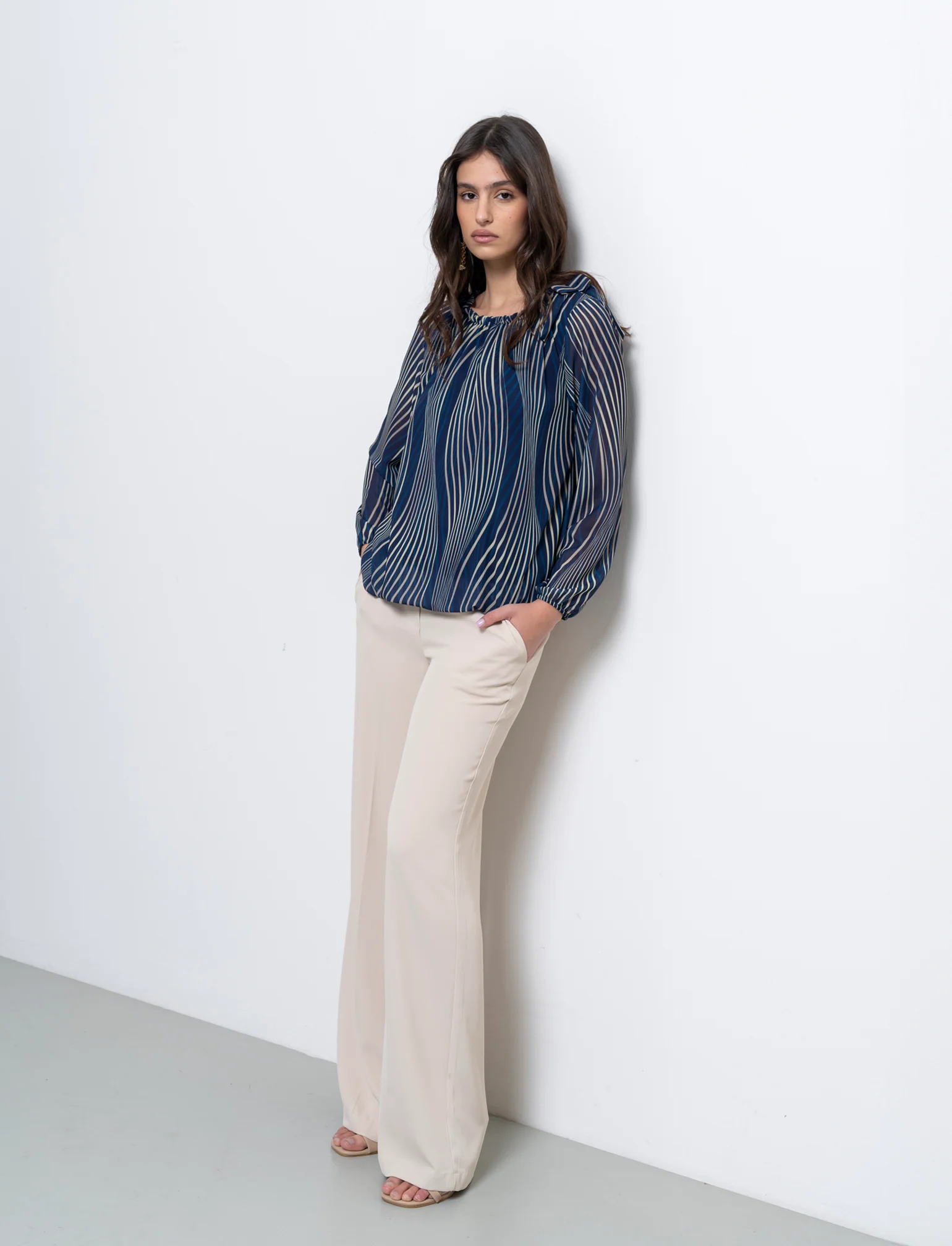 Blusa ampia in tessuto leggero con stampa e fiocco su una spalla. - Blu - Image 2
