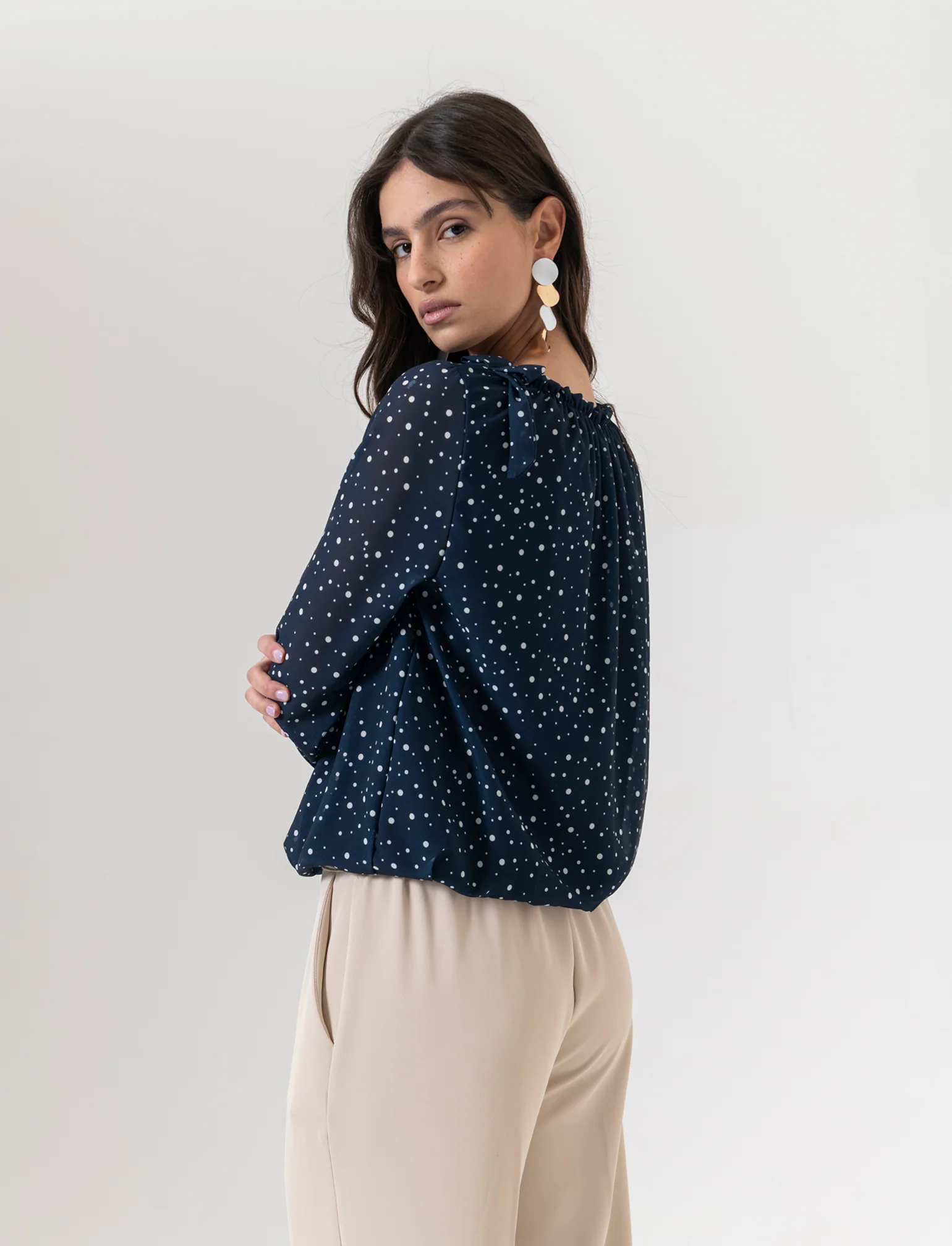 Blusa ampia in tessuto leggero con stampa e fiocco su una spalla. - Blu - Image 2