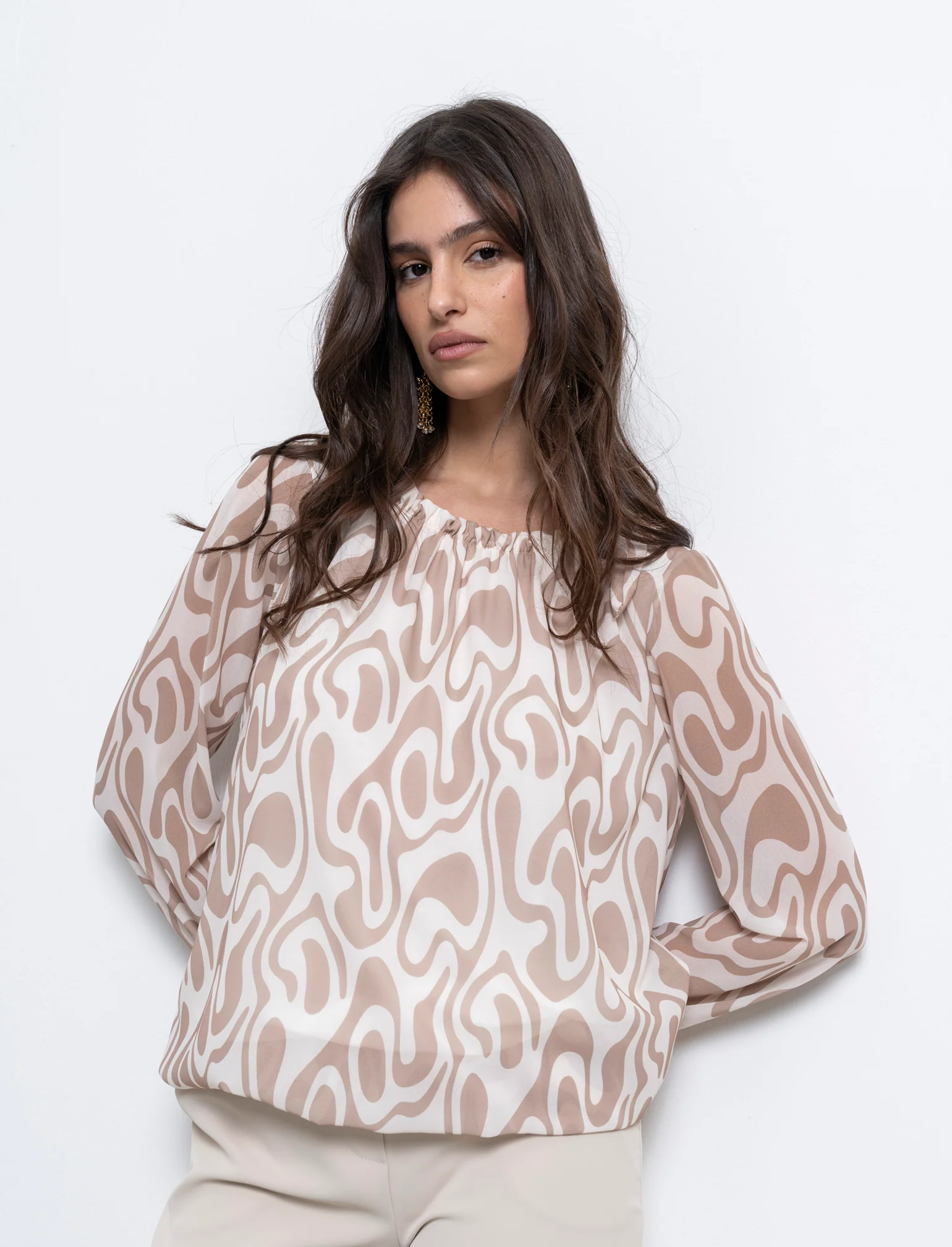 Blusa ampia in tessuto leggero con stampa e fiocco su una spalla. - Cammello - Image 2