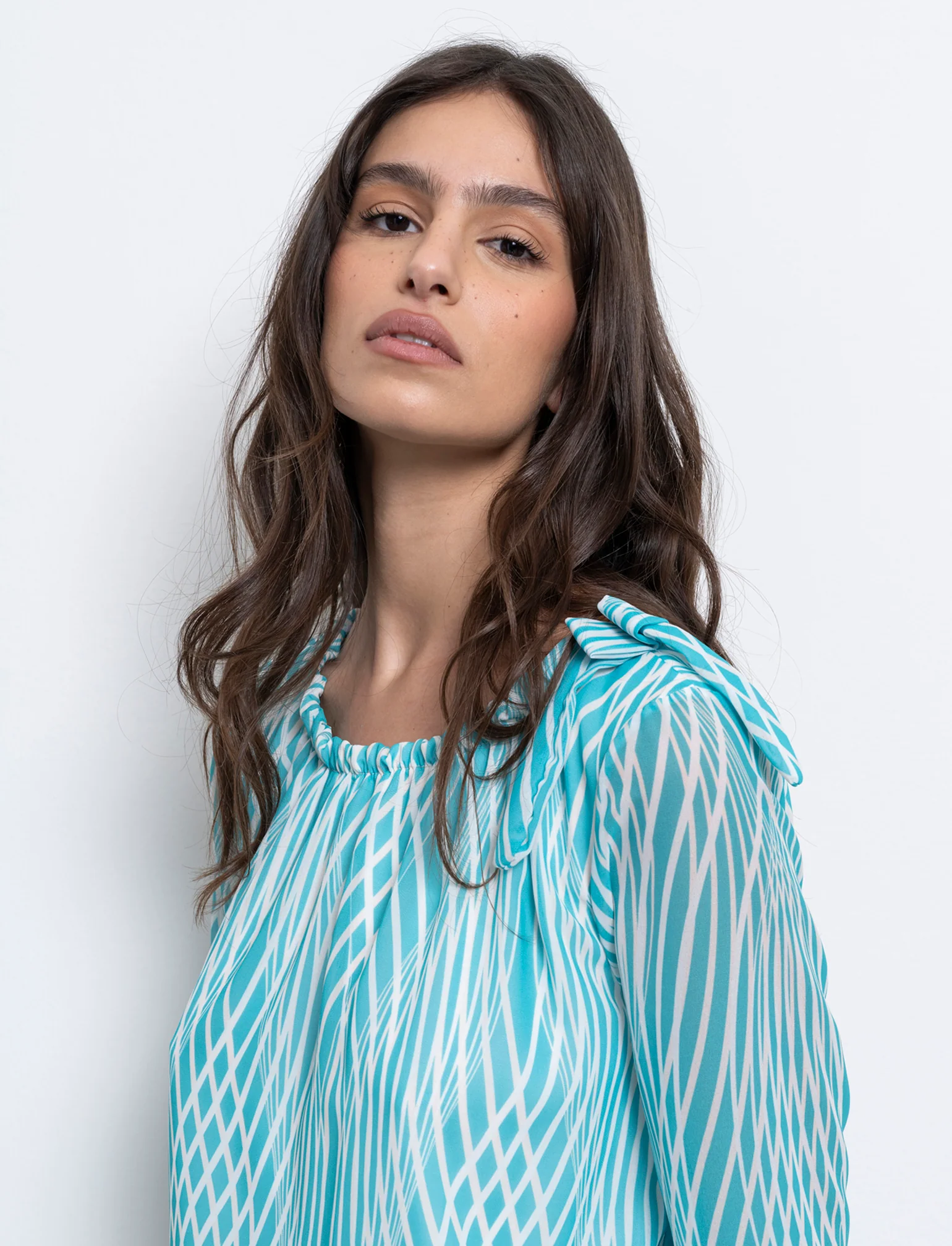 Blusa ampia in tessuto leggero con stampa e fiocco su una spalla. - Verde - Image 2