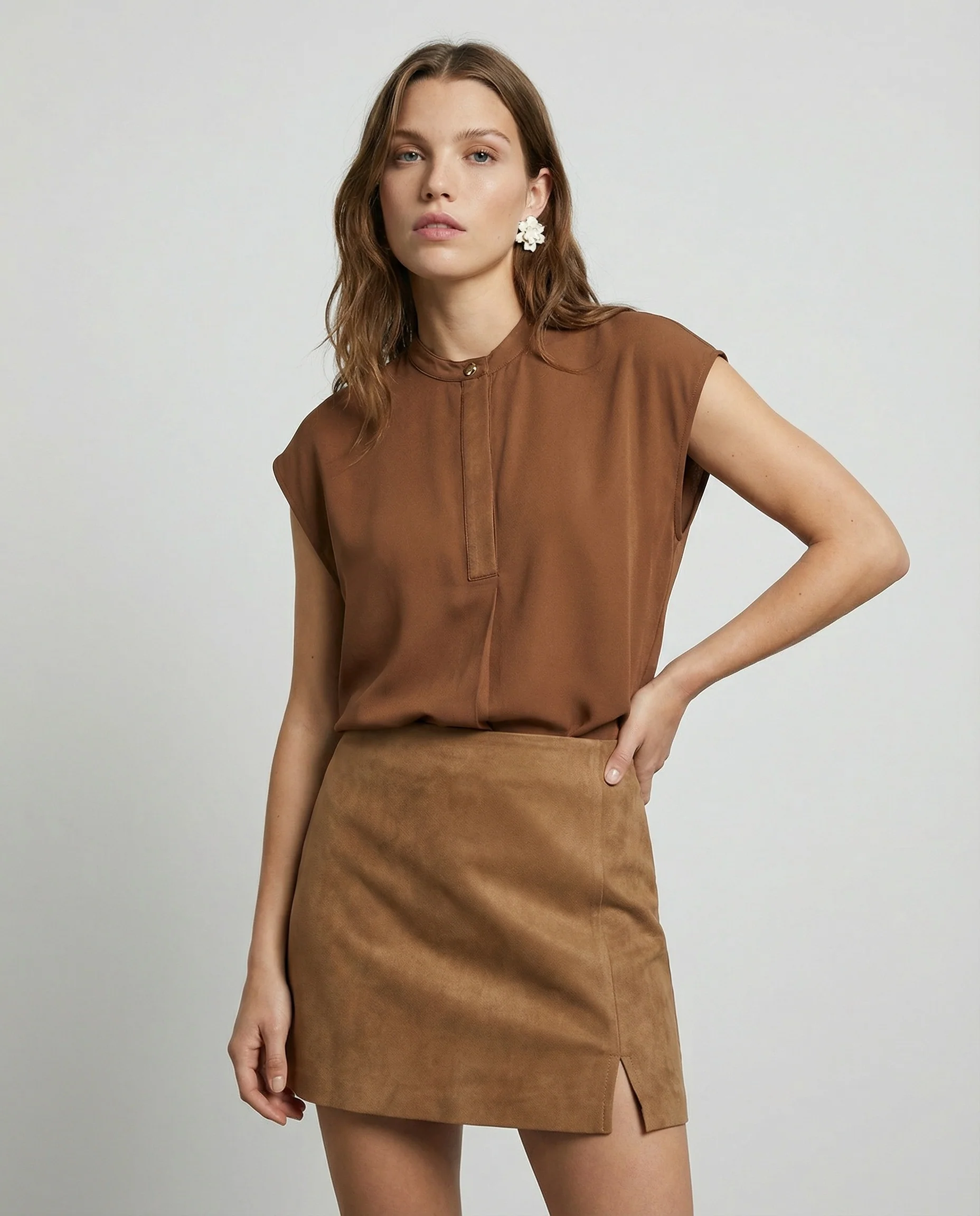 Blusa con colletto coreano e spacchi - Marrone tabacco - Image 4