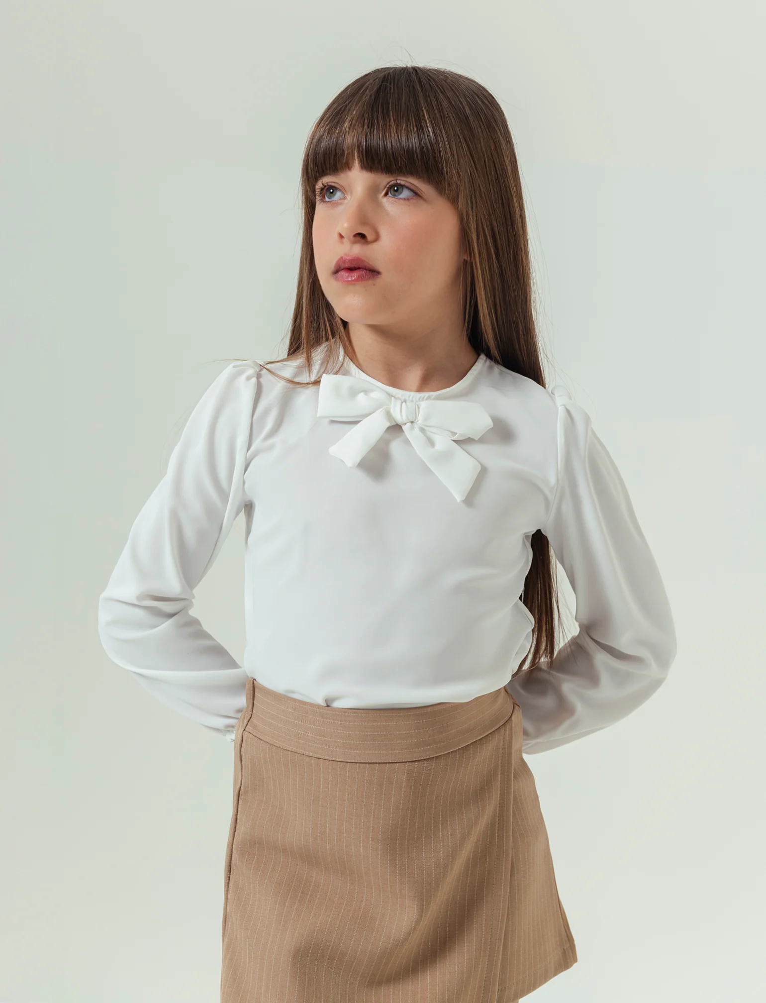 Blusa con fiocco da bambina. - Bianco - Image 2