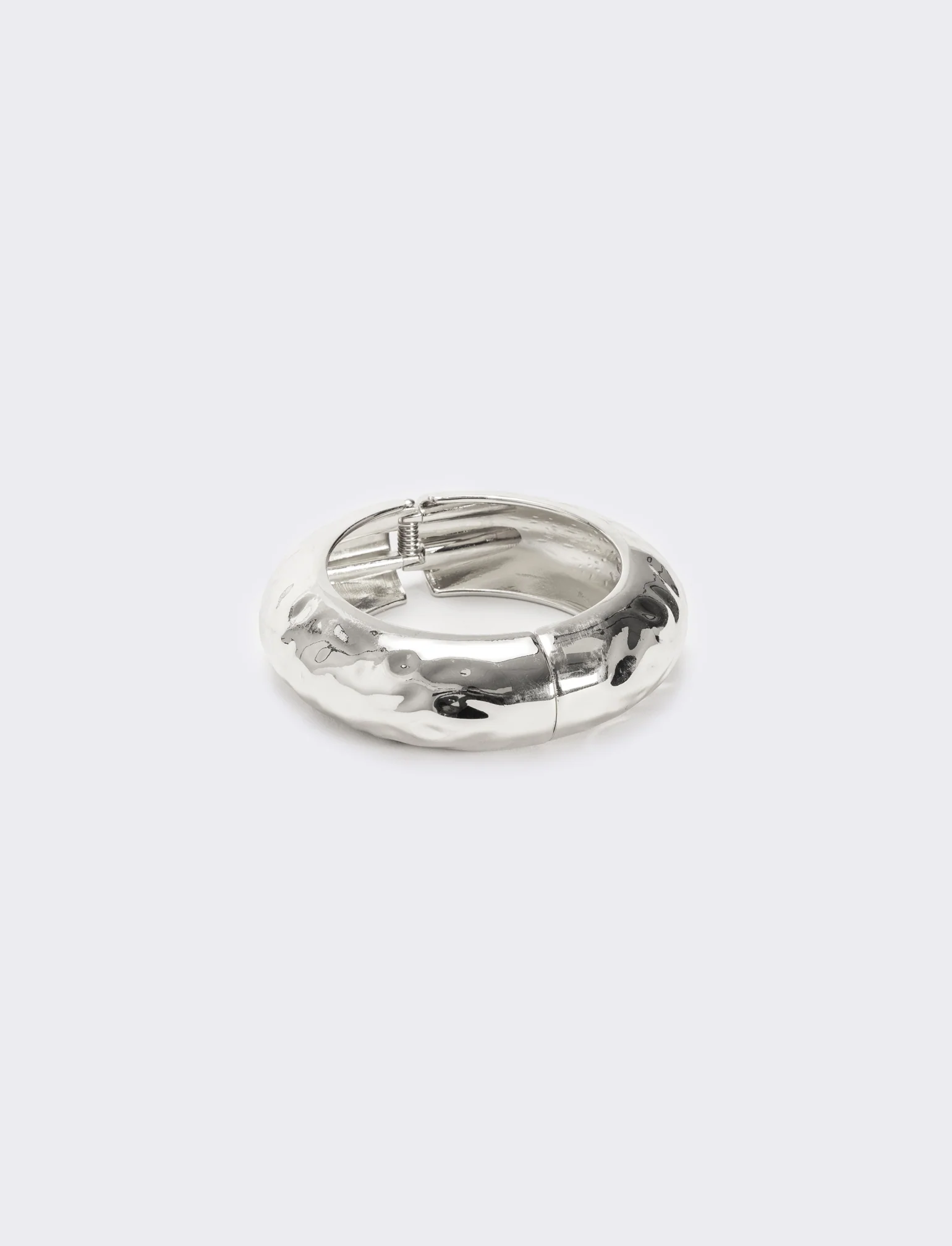Bracciale rigido martellato chiusura a scatto - Argento - Image 2
