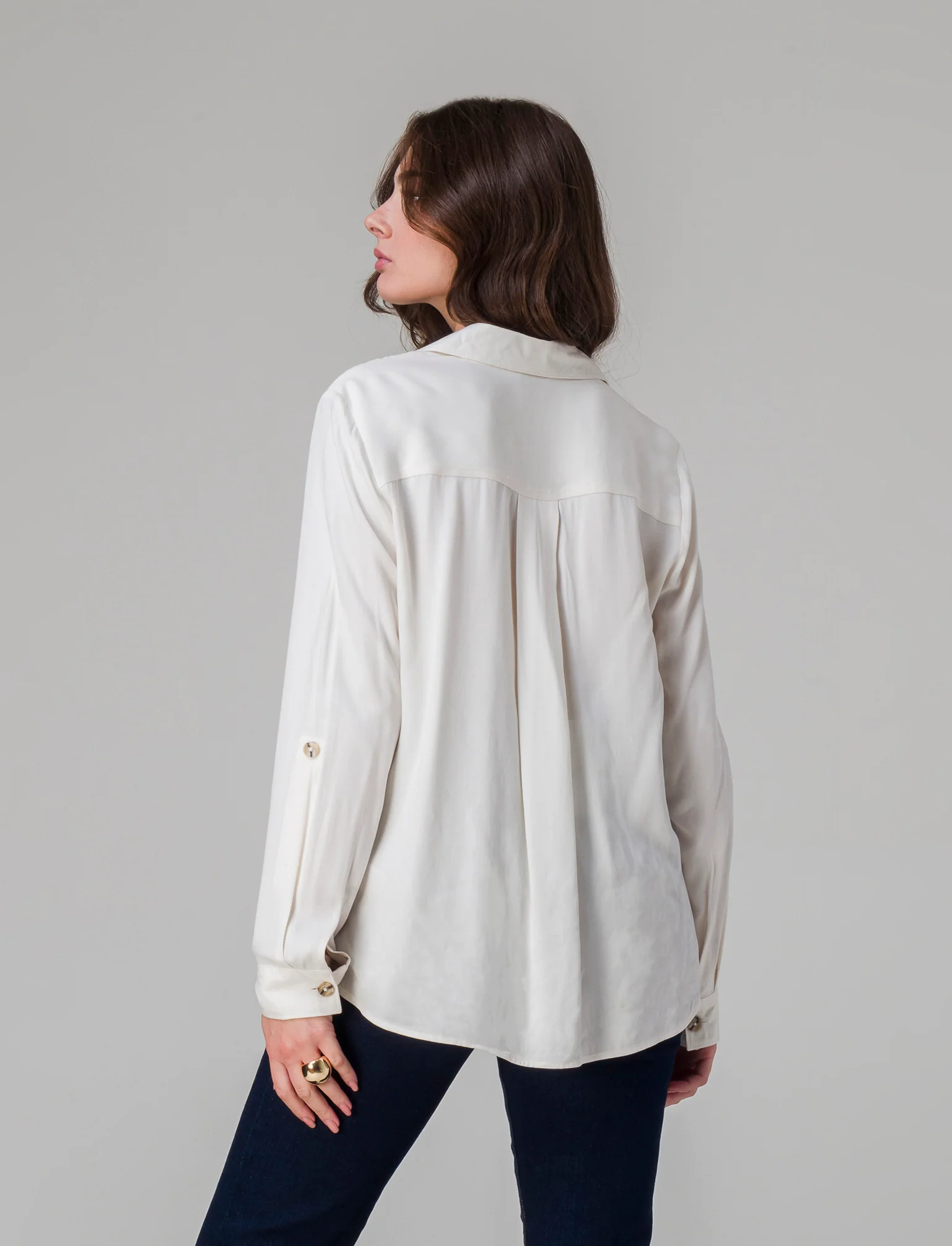 Camicia basica con tasche sul petto da donna - Avorio