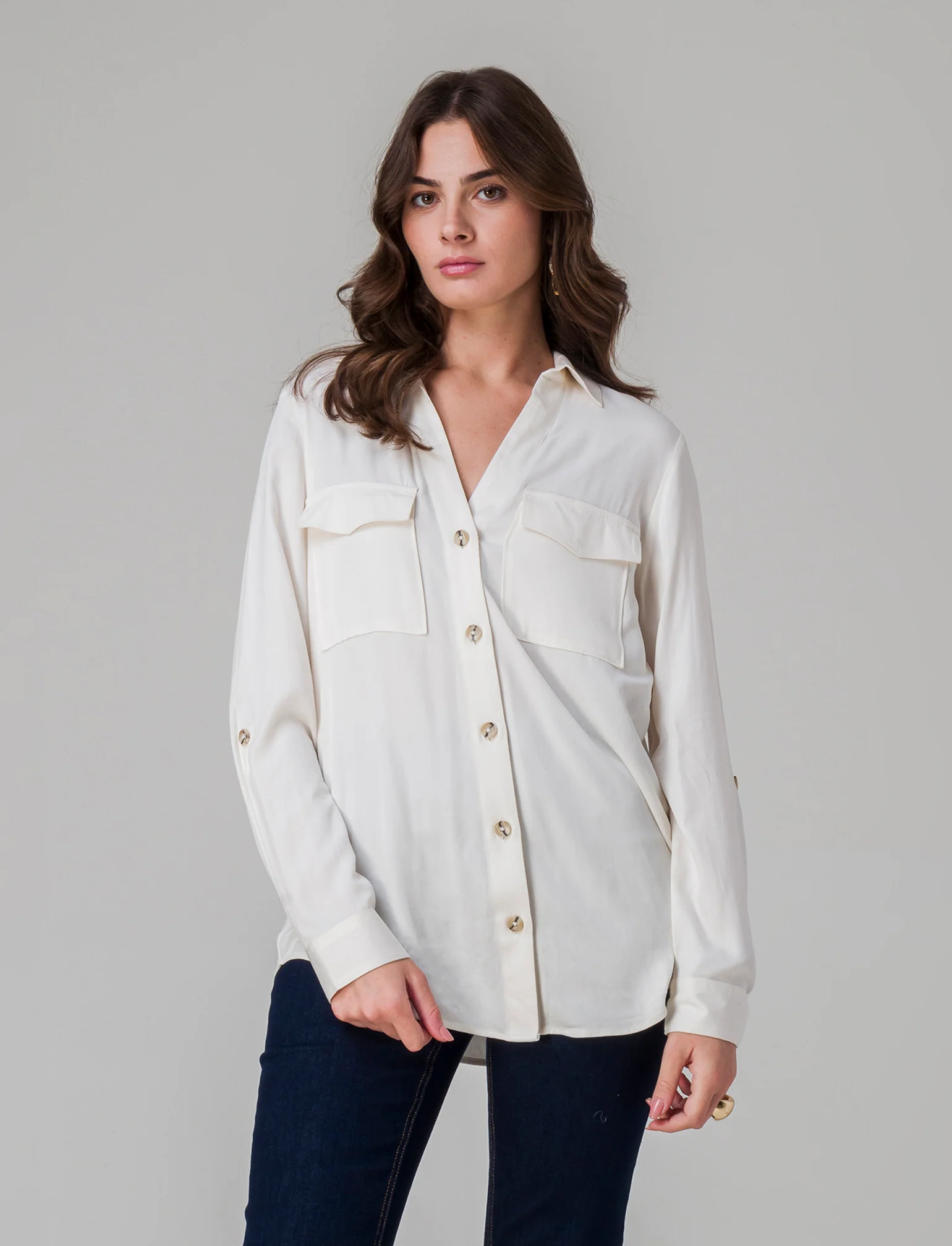 Camicia basica con tasche sul petto da donna - Avorio - Image 3