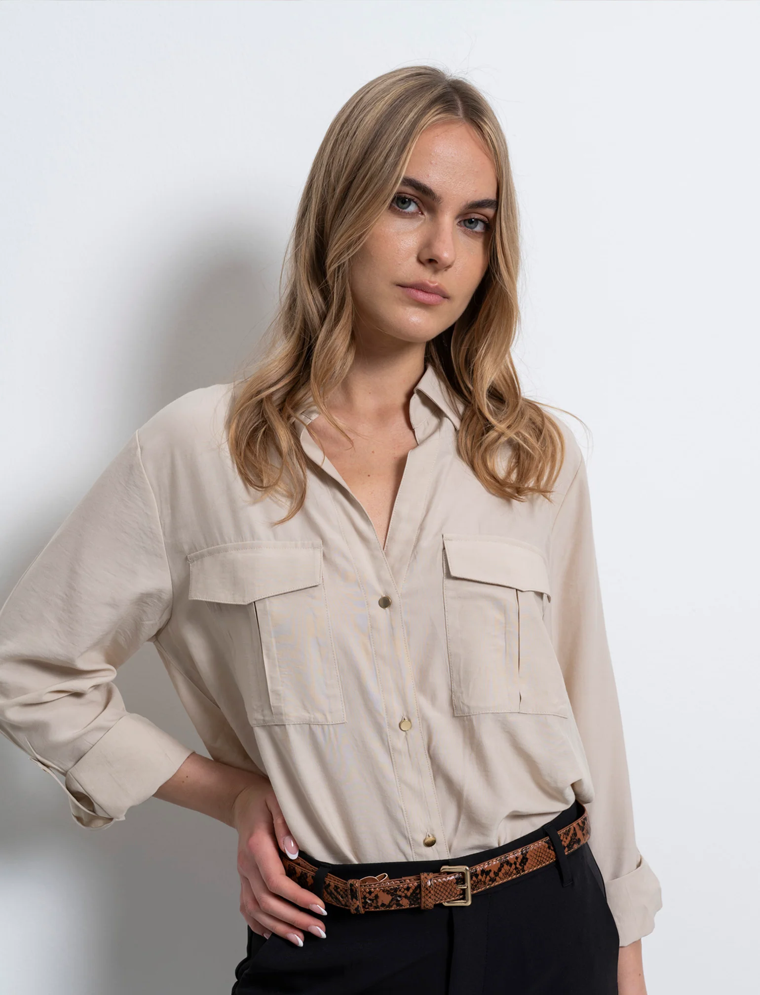 Camicia basica con tasche sul petto da donna - Beige corda - Image 2