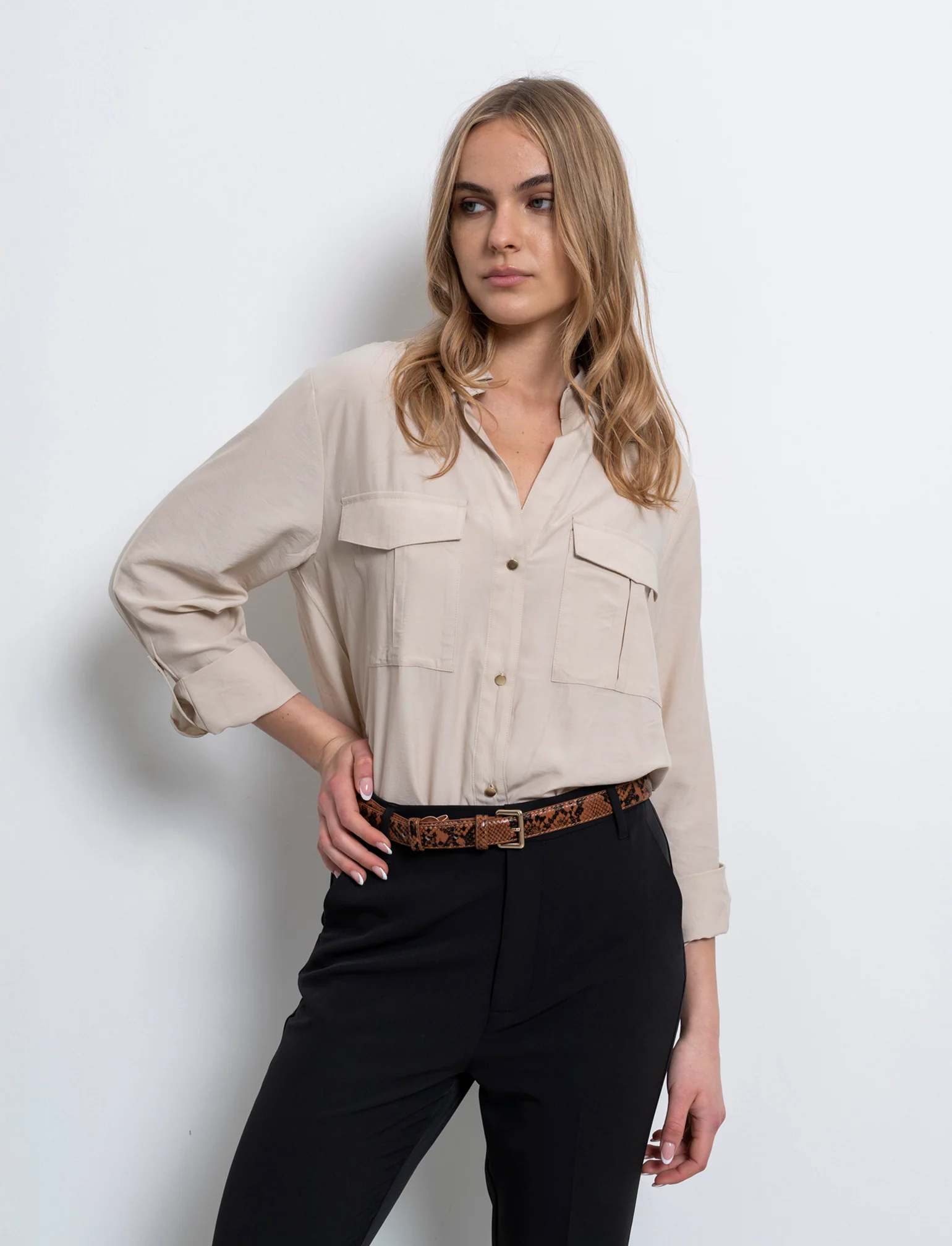Camicia basica con tasche sul petto da donna - Beige corda - Image 3