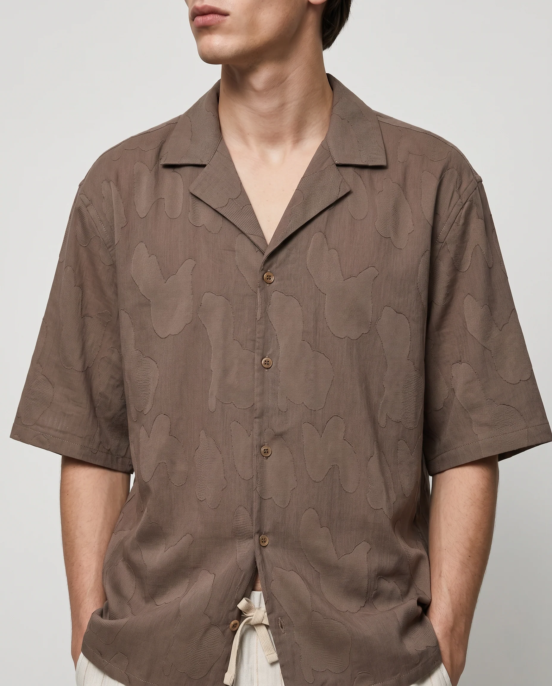 Camicia boxy fit con intarsio astratto - Grigio fango - Image 3