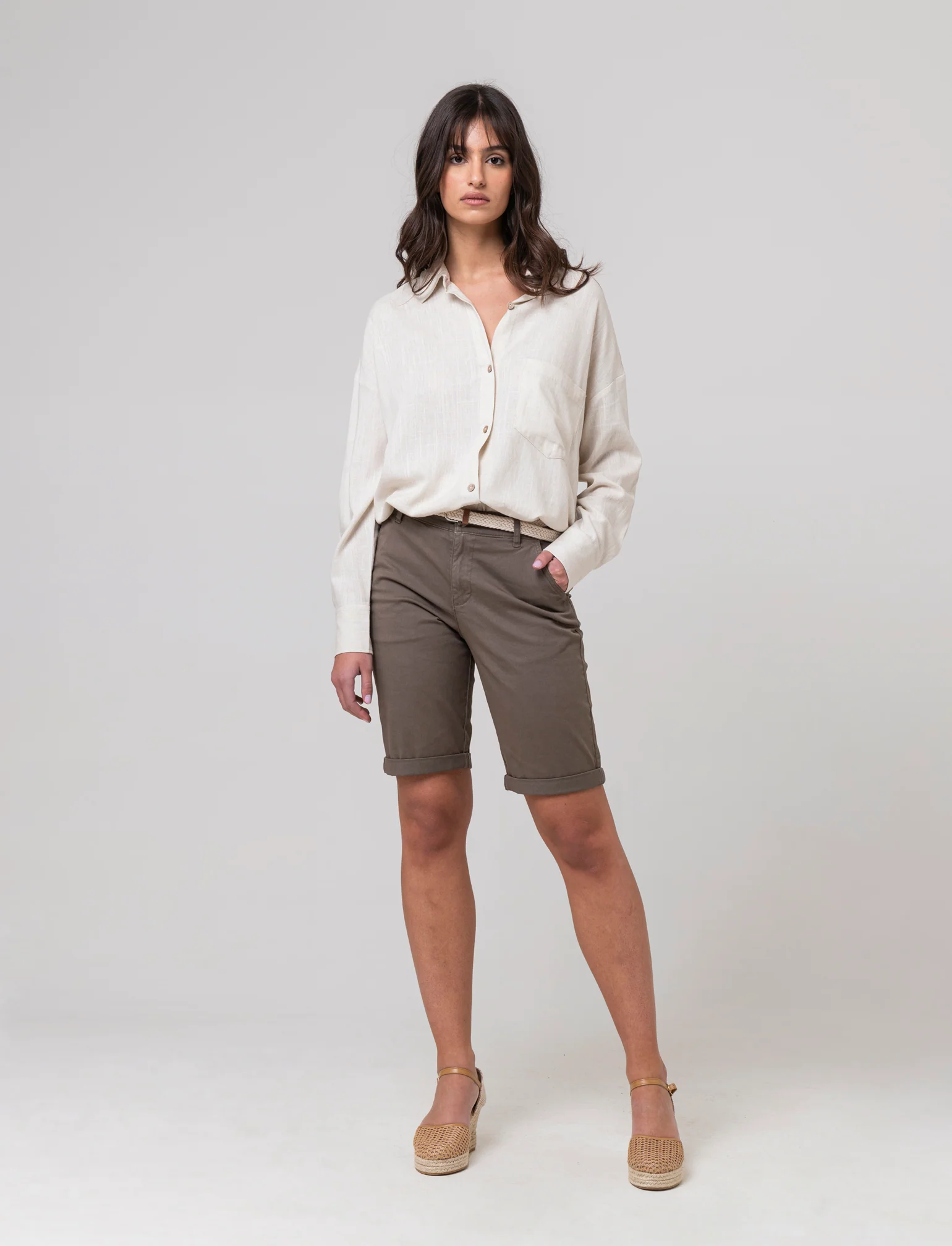 Camicia con bottoni al fondo da donna - Beige corda - Image 2