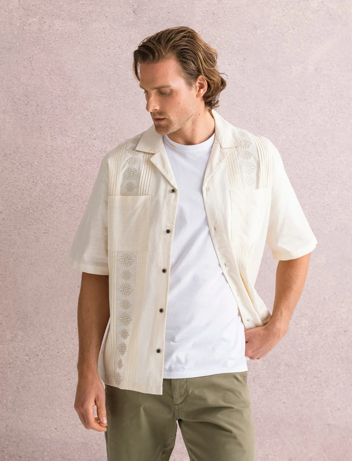 Camicia con ricami e doppio taschino da uomo - Beige ecru - Image 3
