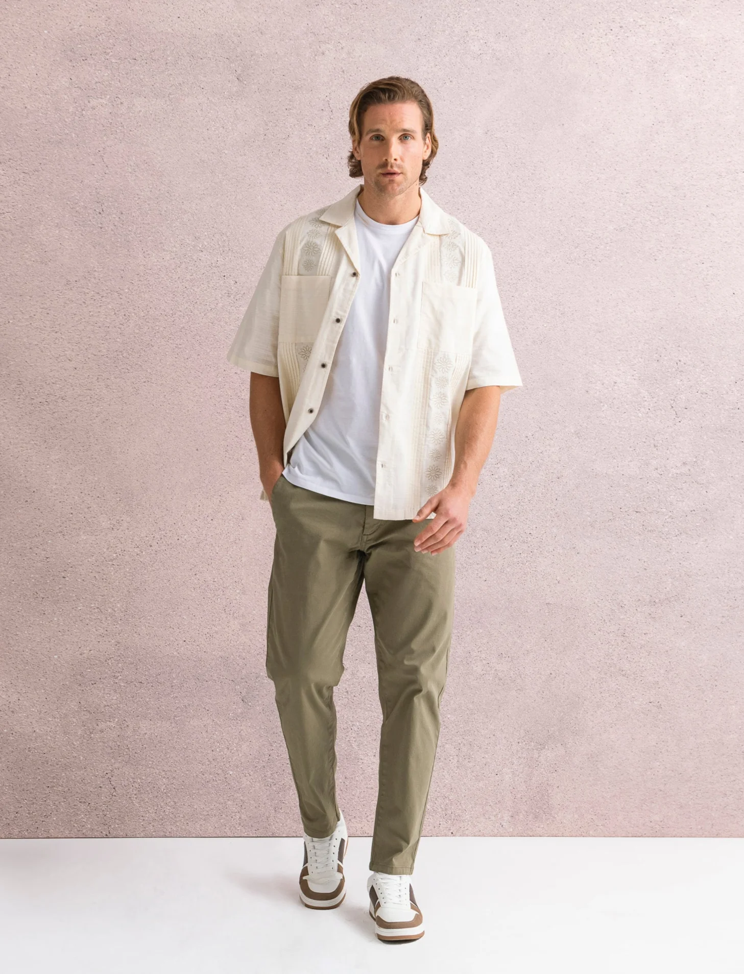 Camicia con ricami e doppio taschino da uomo - Beige ecru - Image 4