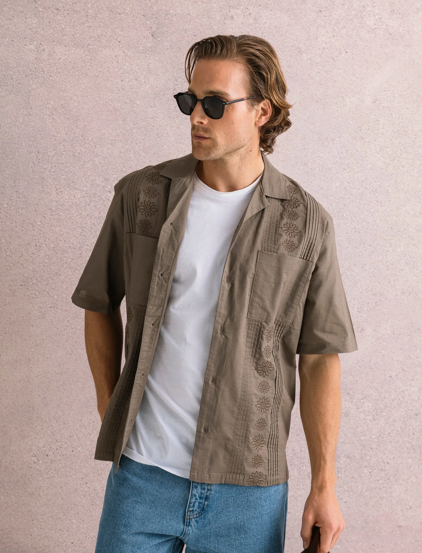 Camicia con ricami e doppio taschino da uomo - Grigio fango - Image 3