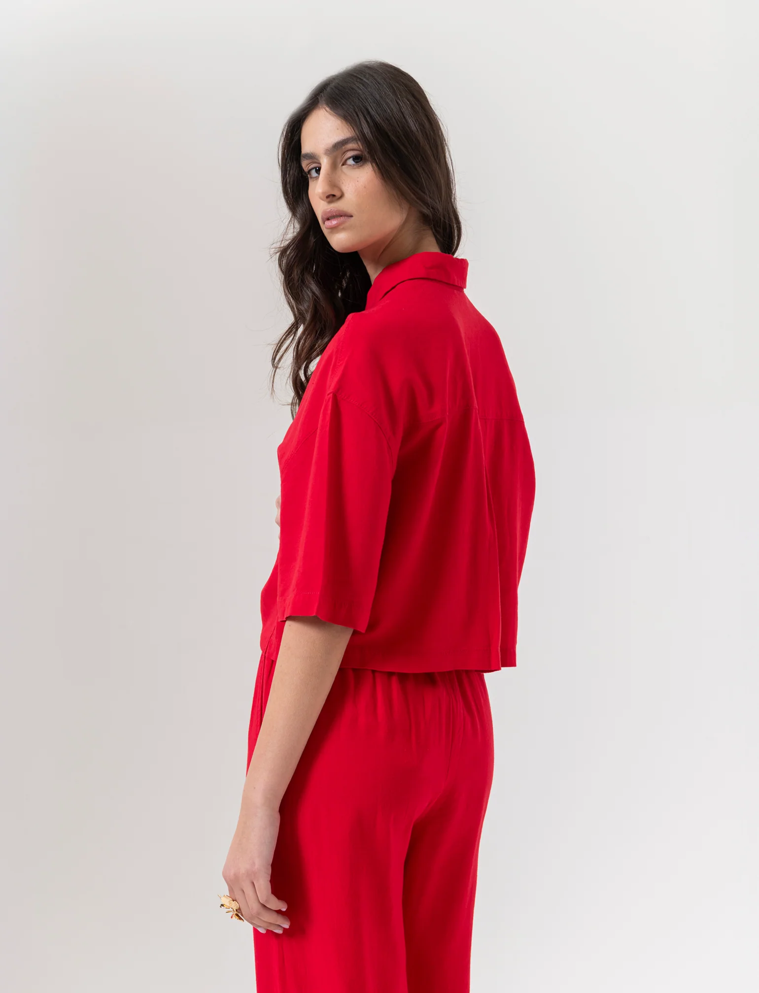 Camicia crop da donna - Rosso scarlatto - Image 2