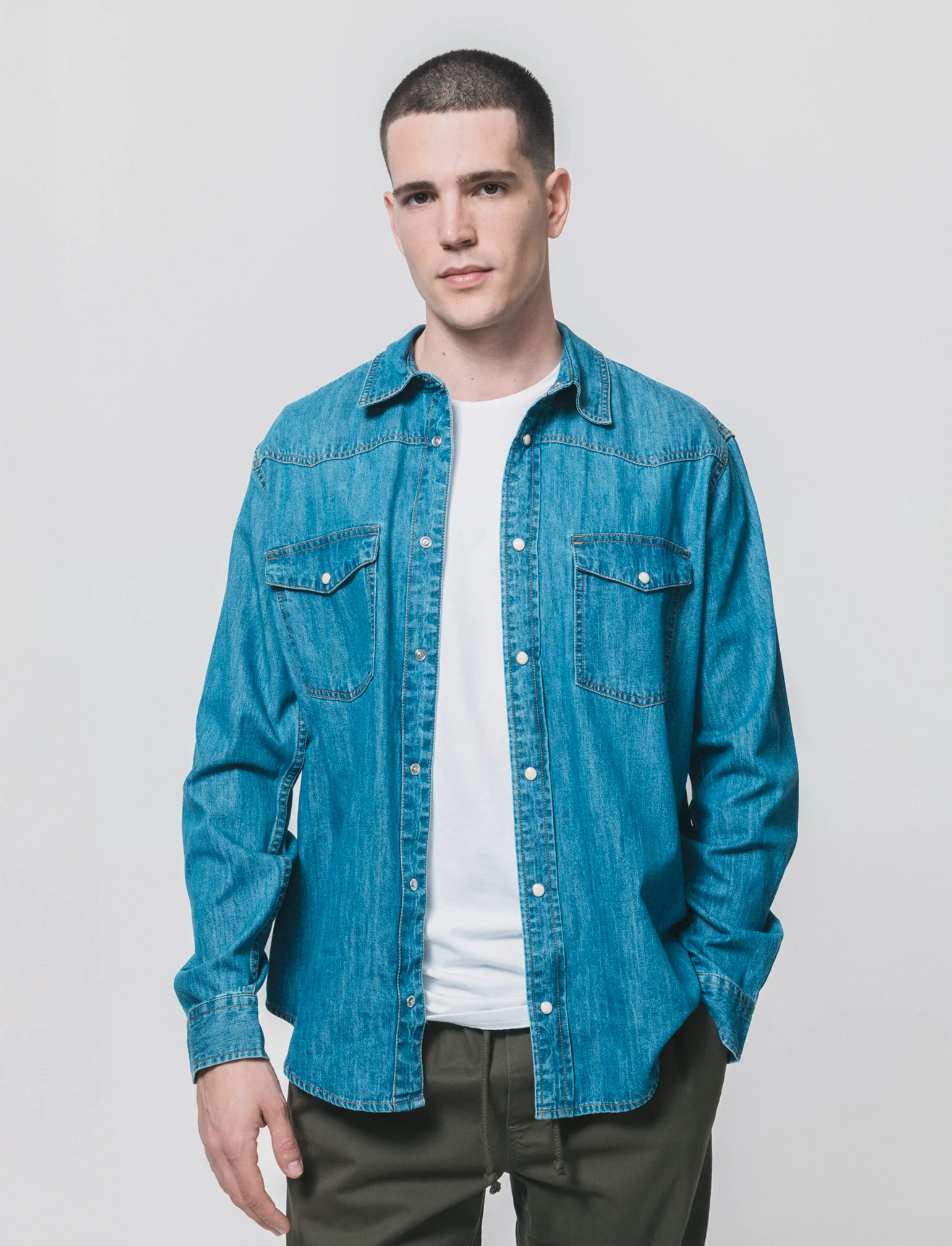 Camicia denim regular fit con tasche - Denim - Image 4