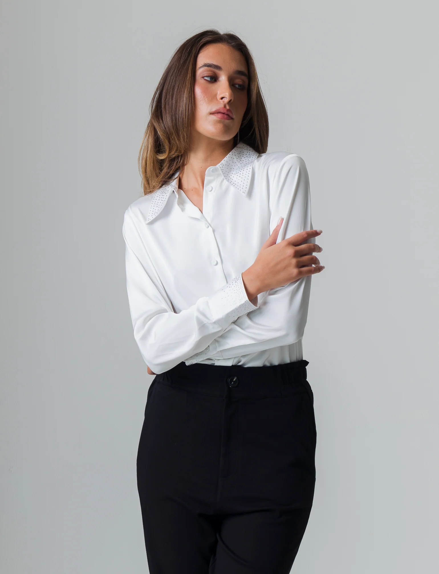 Camicia manica lunga in satin con strass da donna - Bianco panna - Image 3