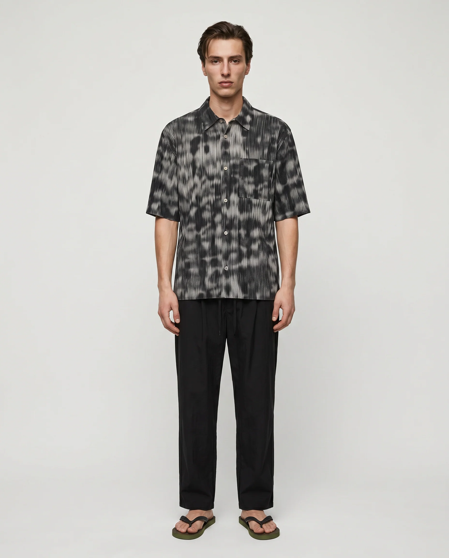Camicia plissettata con stampa astratta - Nero - Image 4