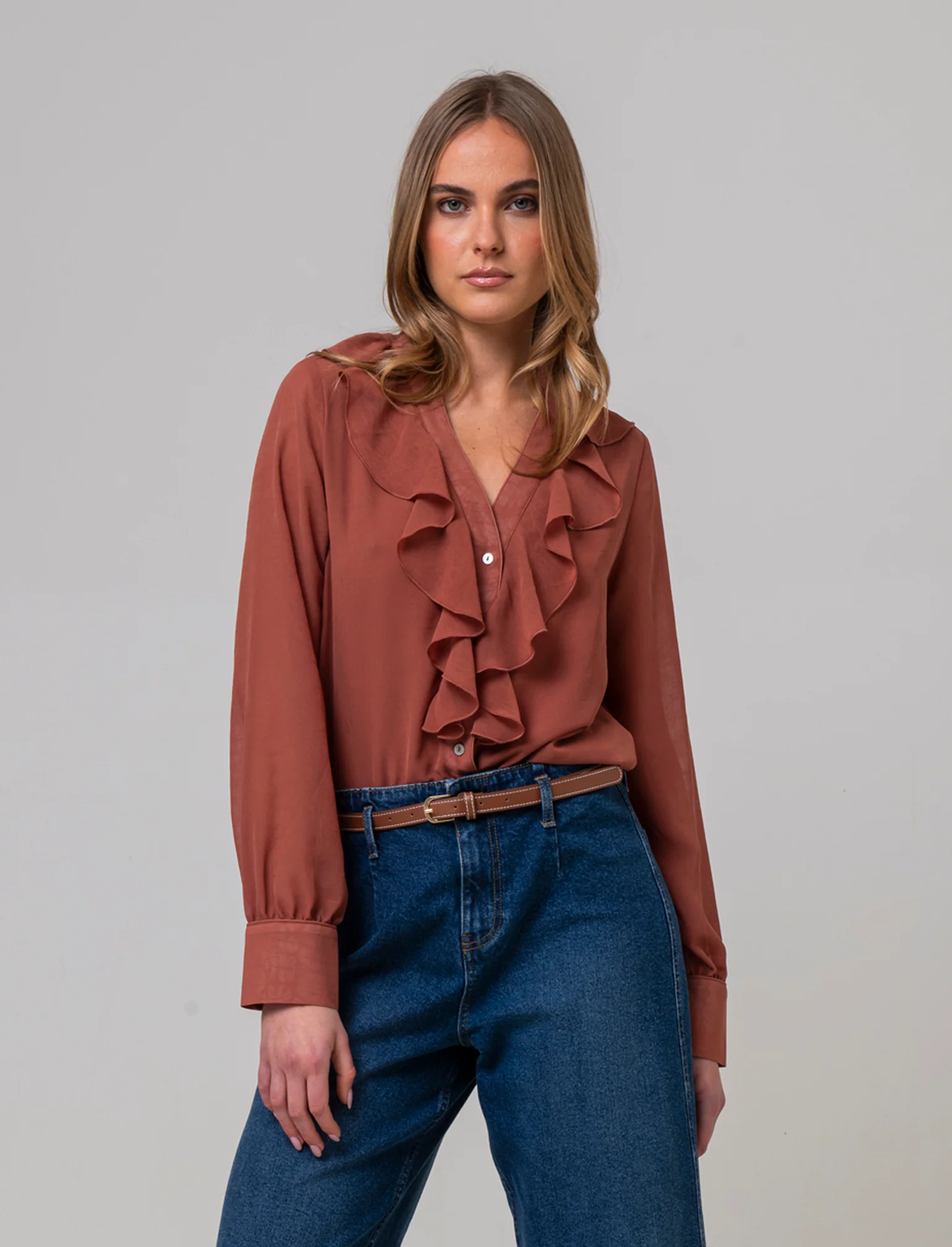 Camicia scollo a v e rusche da donna - Rosso mattone - Image 3