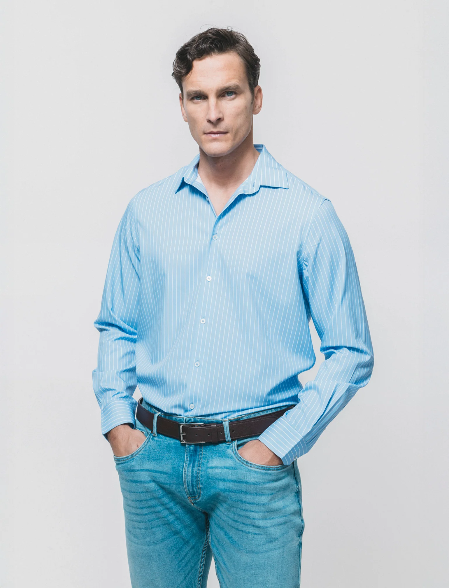 Camicia slim fit a righe in tessuto tecnico - Azzurro - Image 3