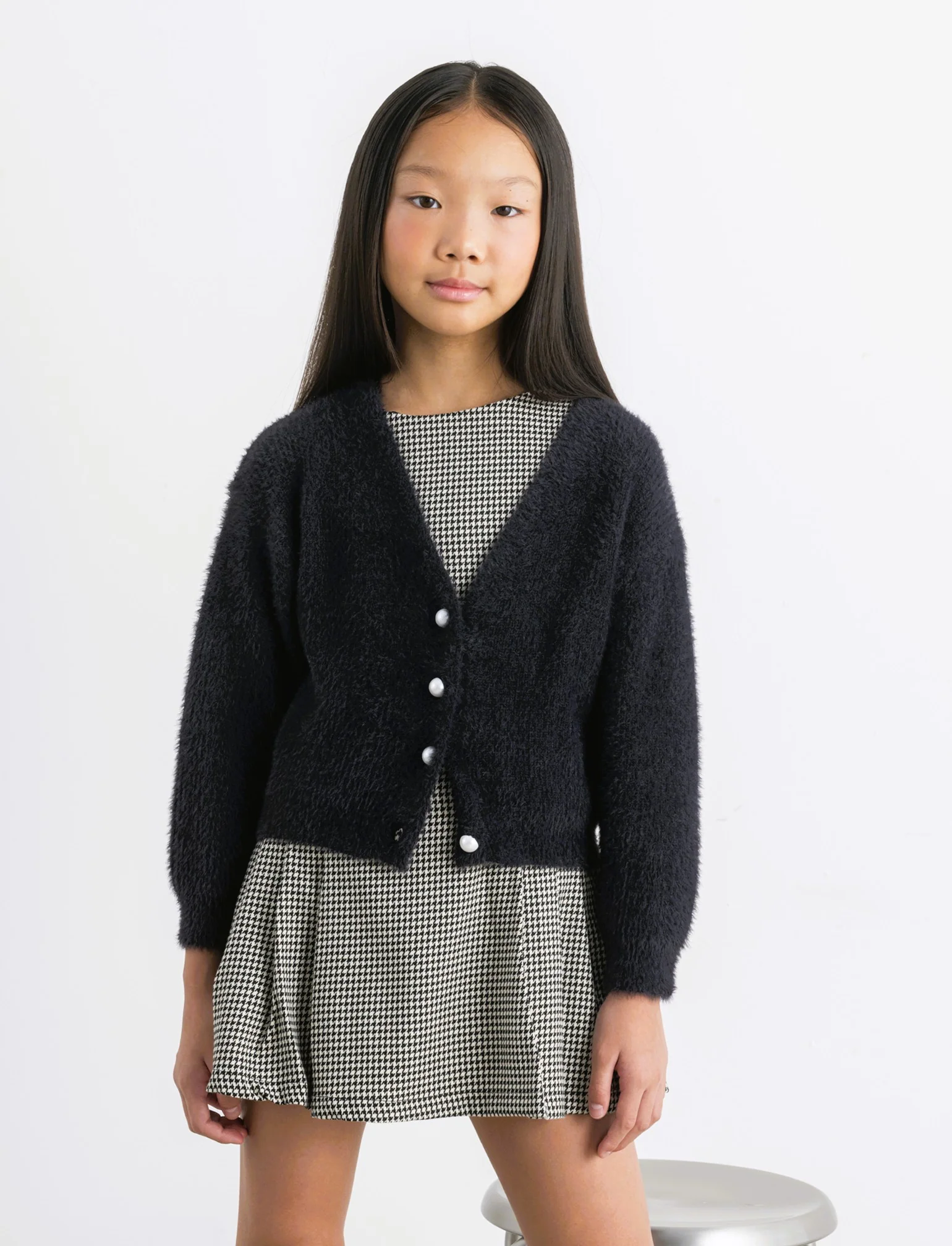 Cardigan in filato morbido con bottoni perlati. - Nero - Image 3