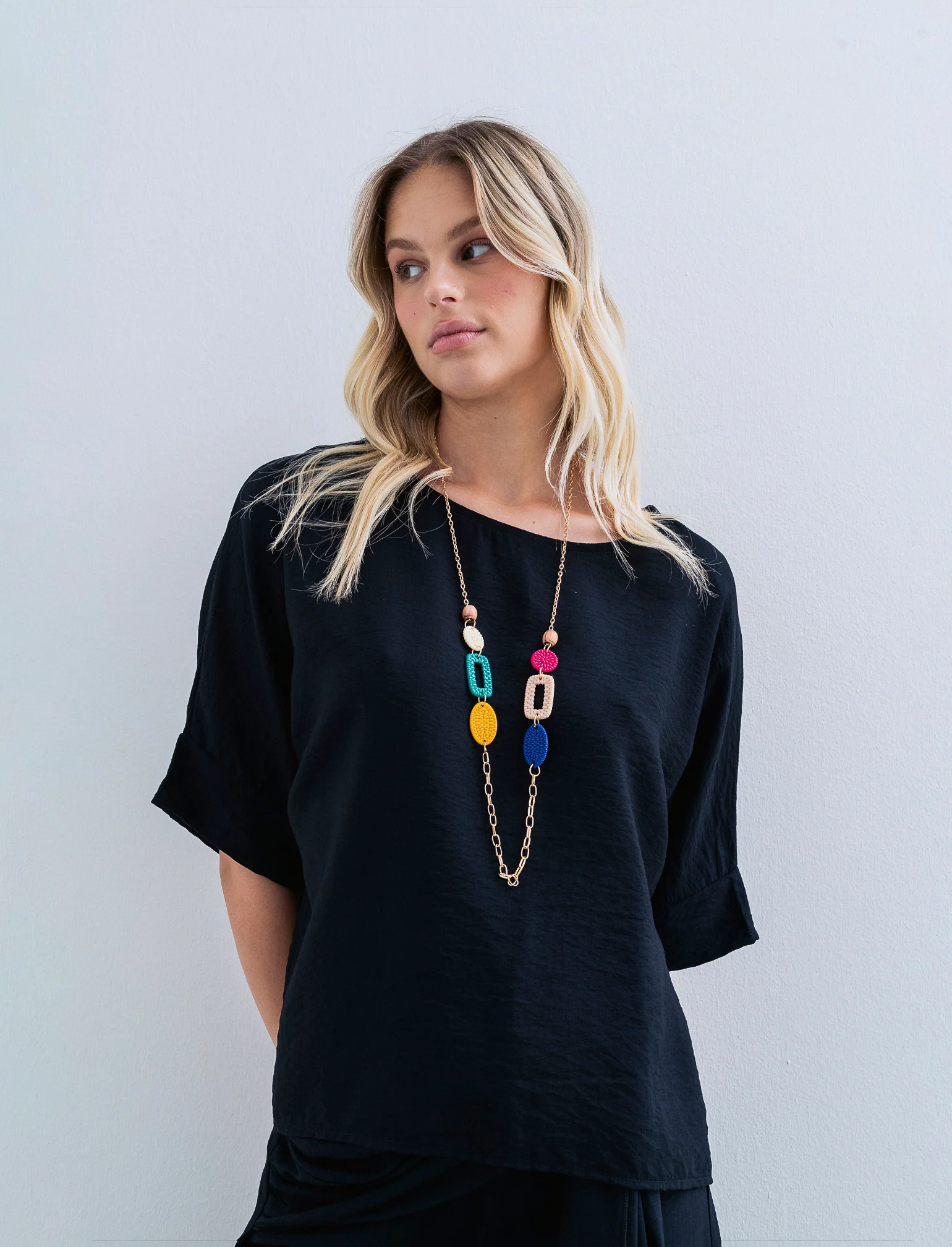 Casacca over con collana - Nero - Image 2