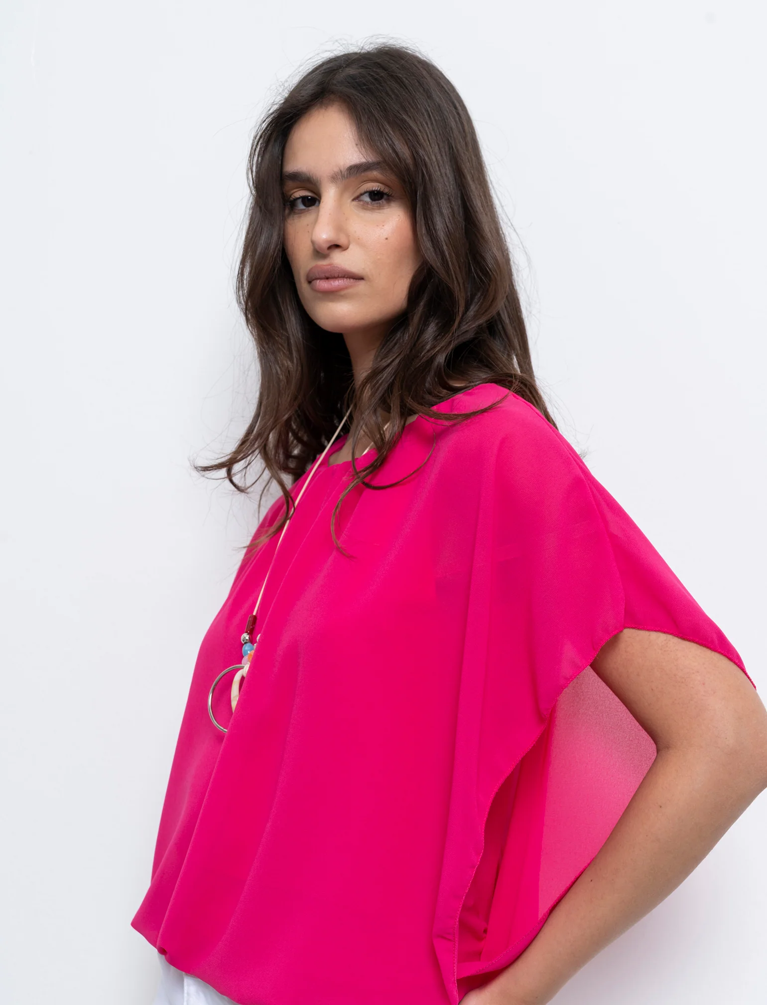 Casacca smanicata in tessuto leggero con collana - Fuxia - Image 2