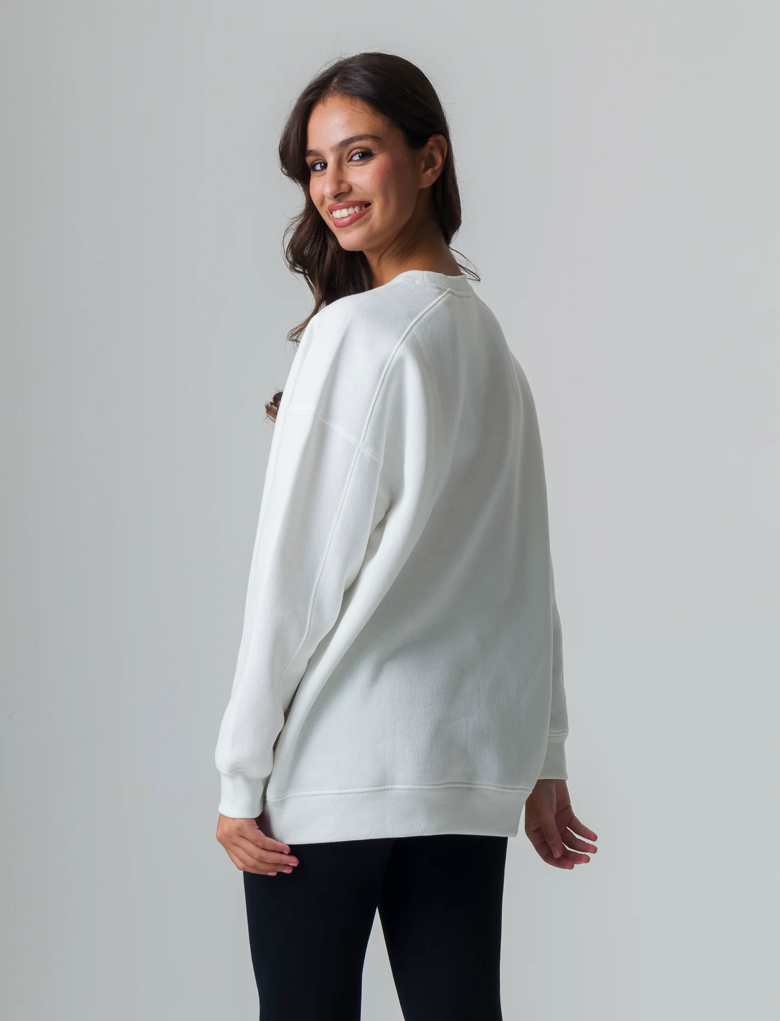 Felpa basic girocollo oversize da donna - Bianco latte - Image 2
