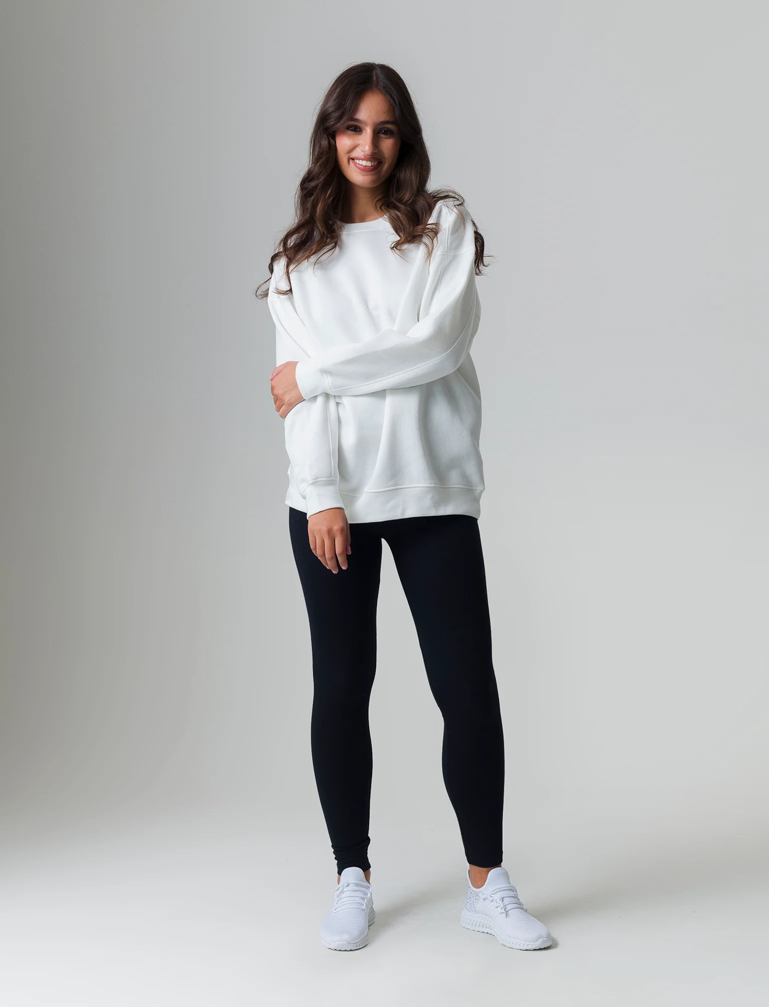 Felpa basic girocollo oversize da donna - Bianco latte - Image 3