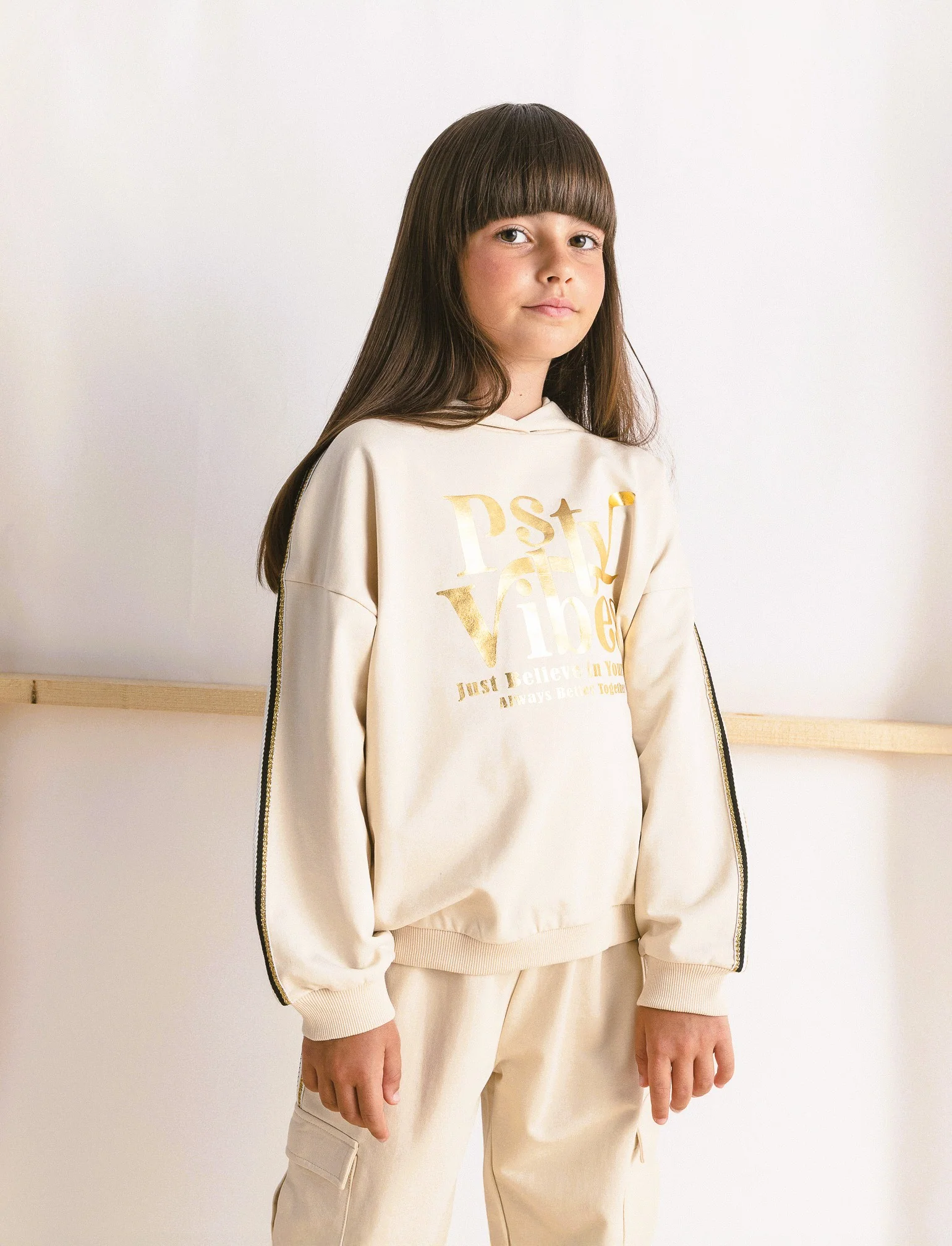 Felpa con nastro a righe brillantinato e stampa lucida - Beige - Image 2